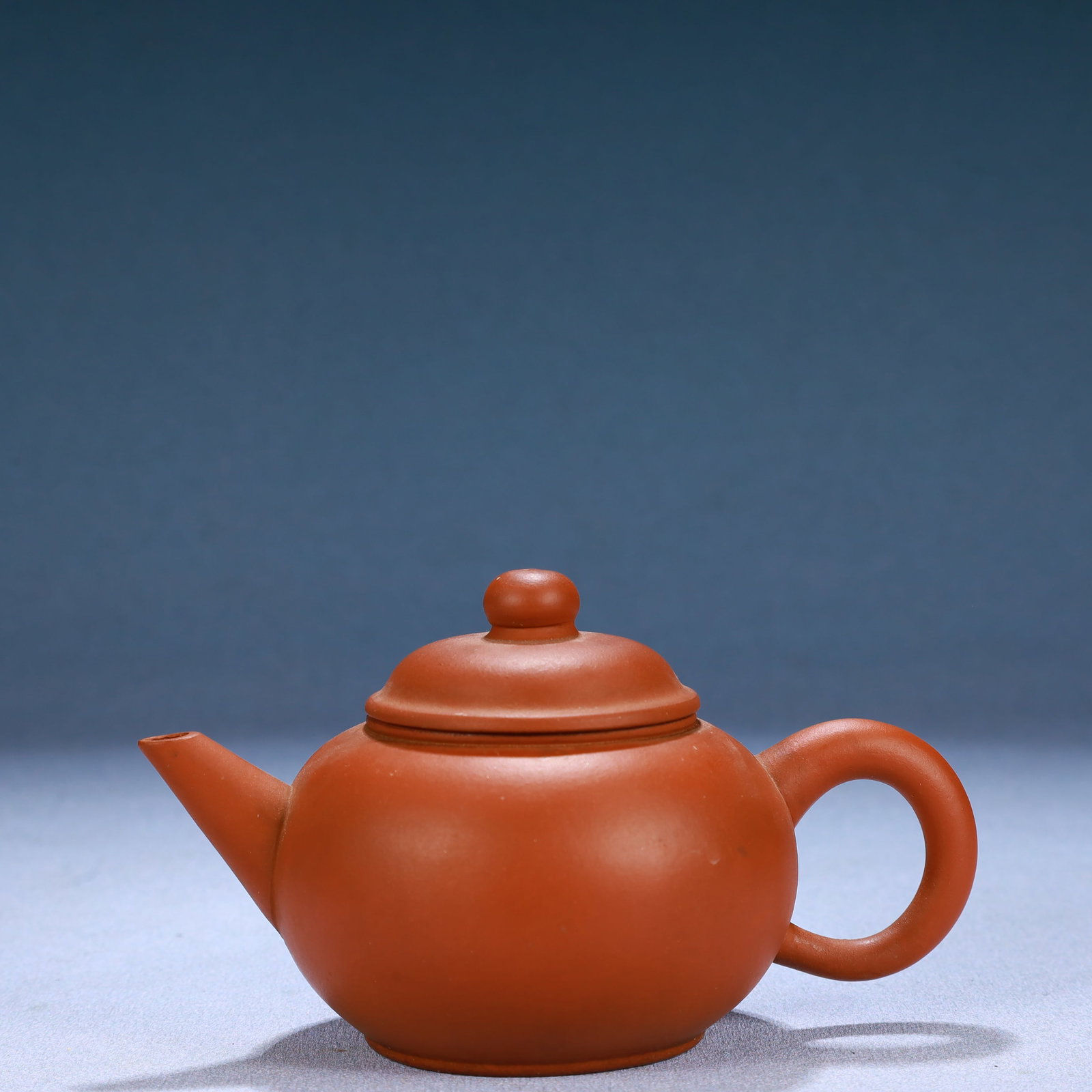 An Elaborate Yixing Clay Flower Pattern Teapot: An Elaborate Yixing Clay Flower Pattern Teapot,Size:5.5inx3.1inx2.8in. Weight:140g. 朱泥紫砂壶