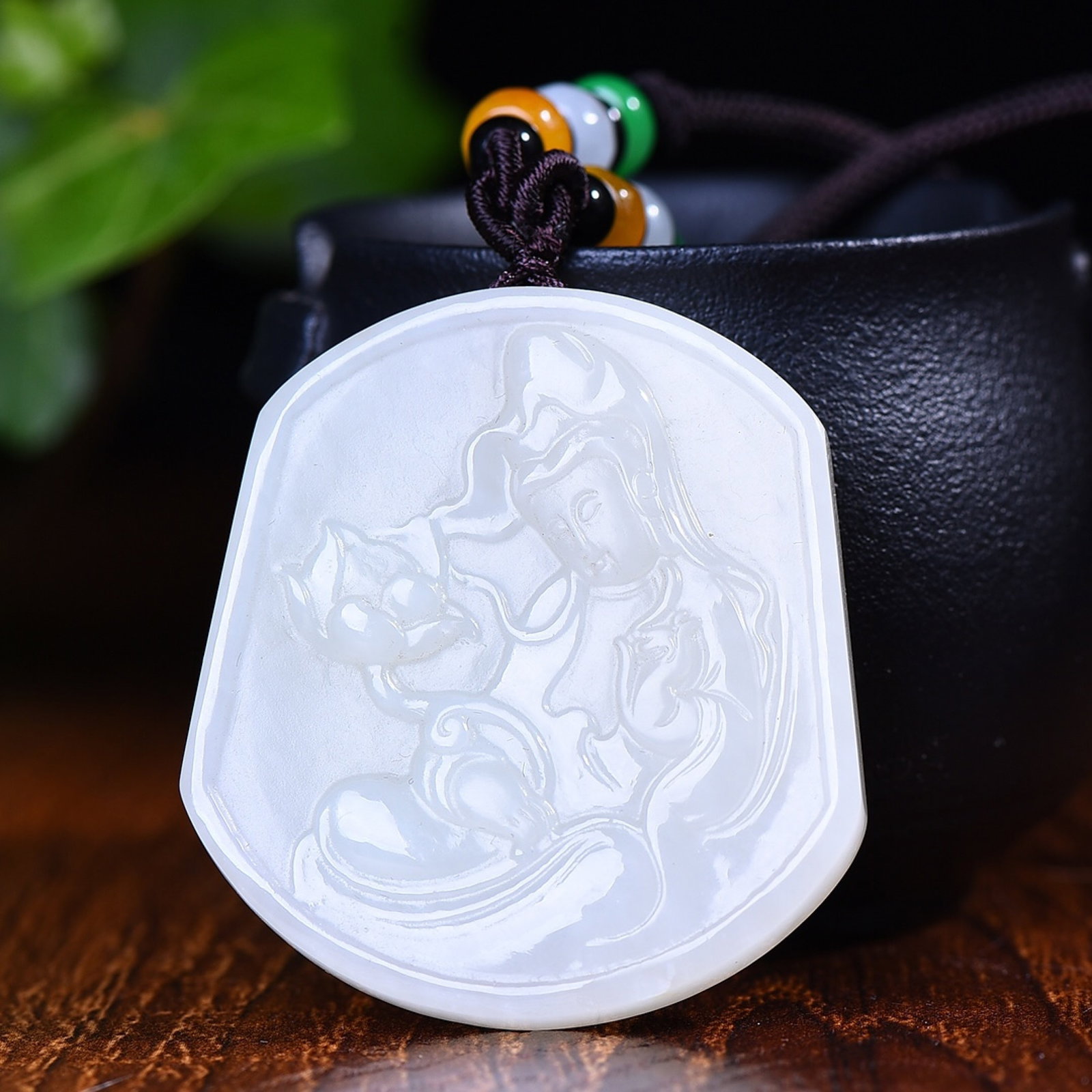An Exquisite White Jade Avalokitesvara Pattern Pendant: An Exquisite White Jade Avalokitesvara Pattern Pendant,Size:46mmx50mm (寓意)玉质温润,干净清爽 白玉观音像ಬ