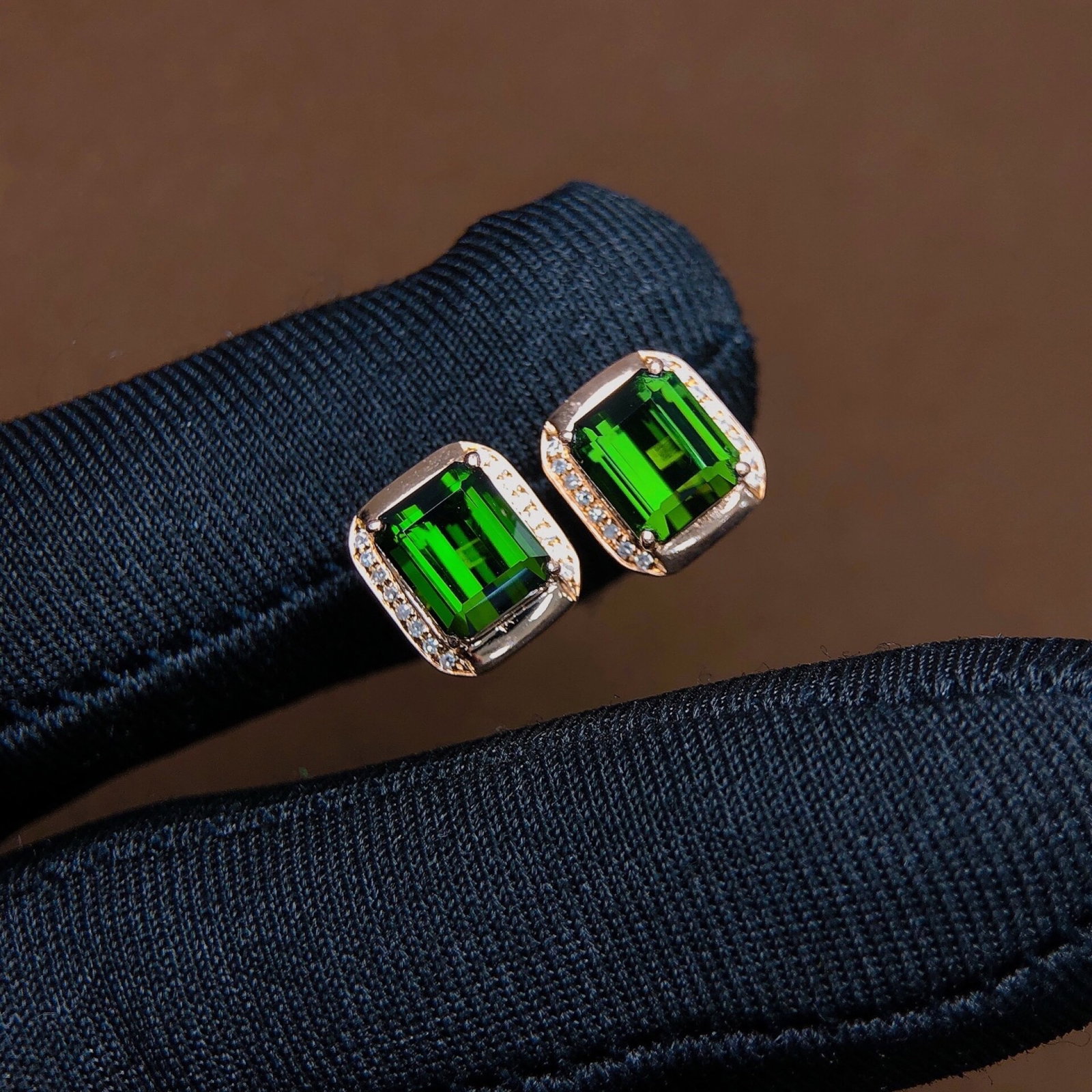 A Pair of 5Ctw Sterling Silver Inlaid Natural Tourmaline Earrings: A Pair of 5Ctw Sterling Silver Inlaid Natural Tourmaline Earrings,Size:6.3mmx7.2mm 一对5Ctw纯银嵌天然碧玺耳钉