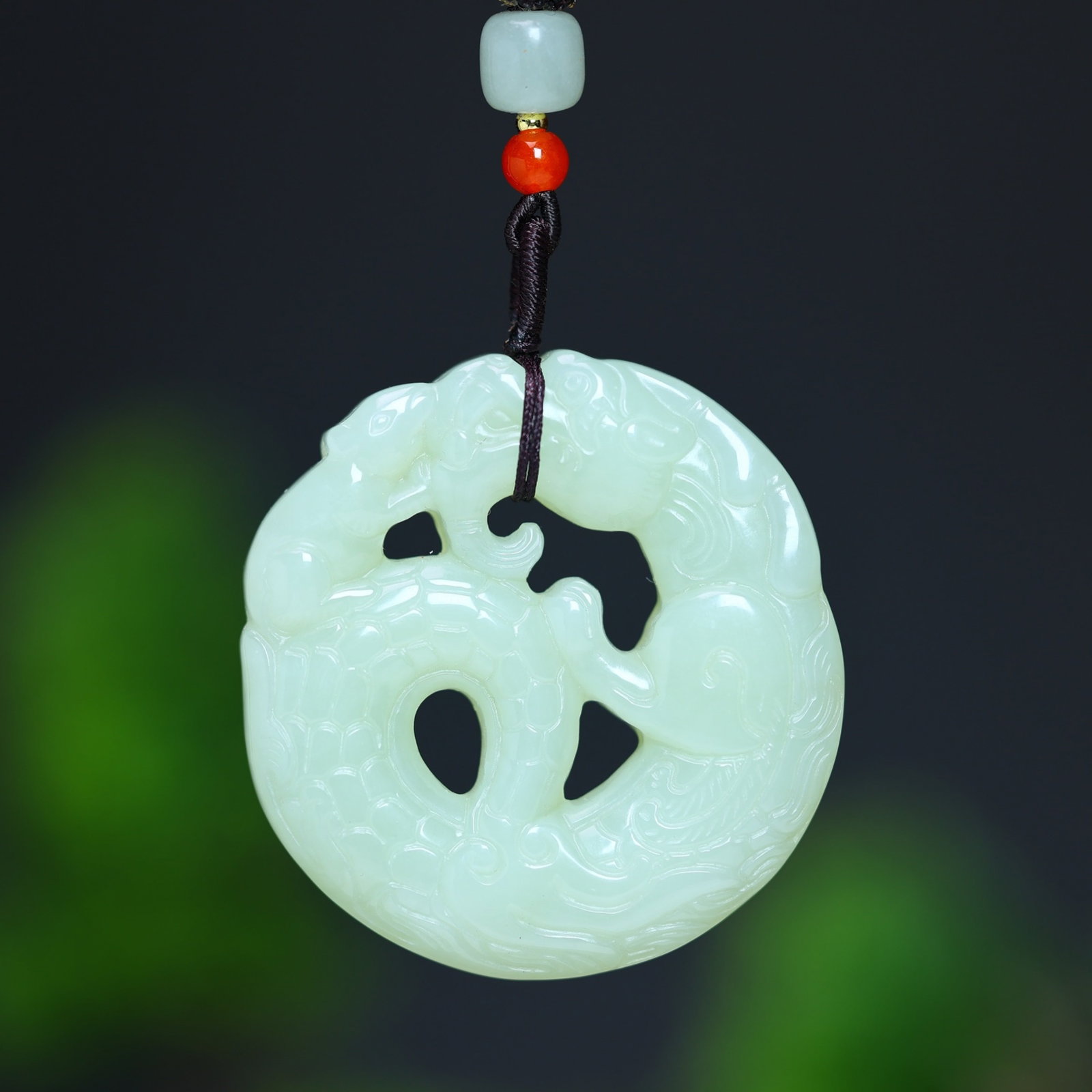 An Exquisite White Jade Dragon Pendant: An Exquisite White Jade Dragon Pendant,Size:49mmx49mm (寓意)纳福 辟邪 代表吉祥 白玉龙吊坠