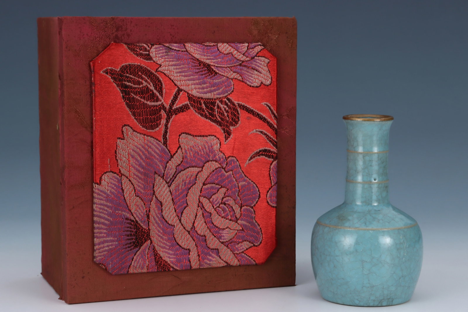 An Exquisite Ru yao Sky Blue Glazed Cover with Gold Vase,with an Imperial Poem by Emperor Qianlong: An Exquisite Ru yao Sky Blue Glazed Cover with Gold Vase,with an Imperial Poem by Emperor Qianlong,Song Dynasty,China,Size:5.4inx3.5in 汝窑天蓝釉金口瓶,