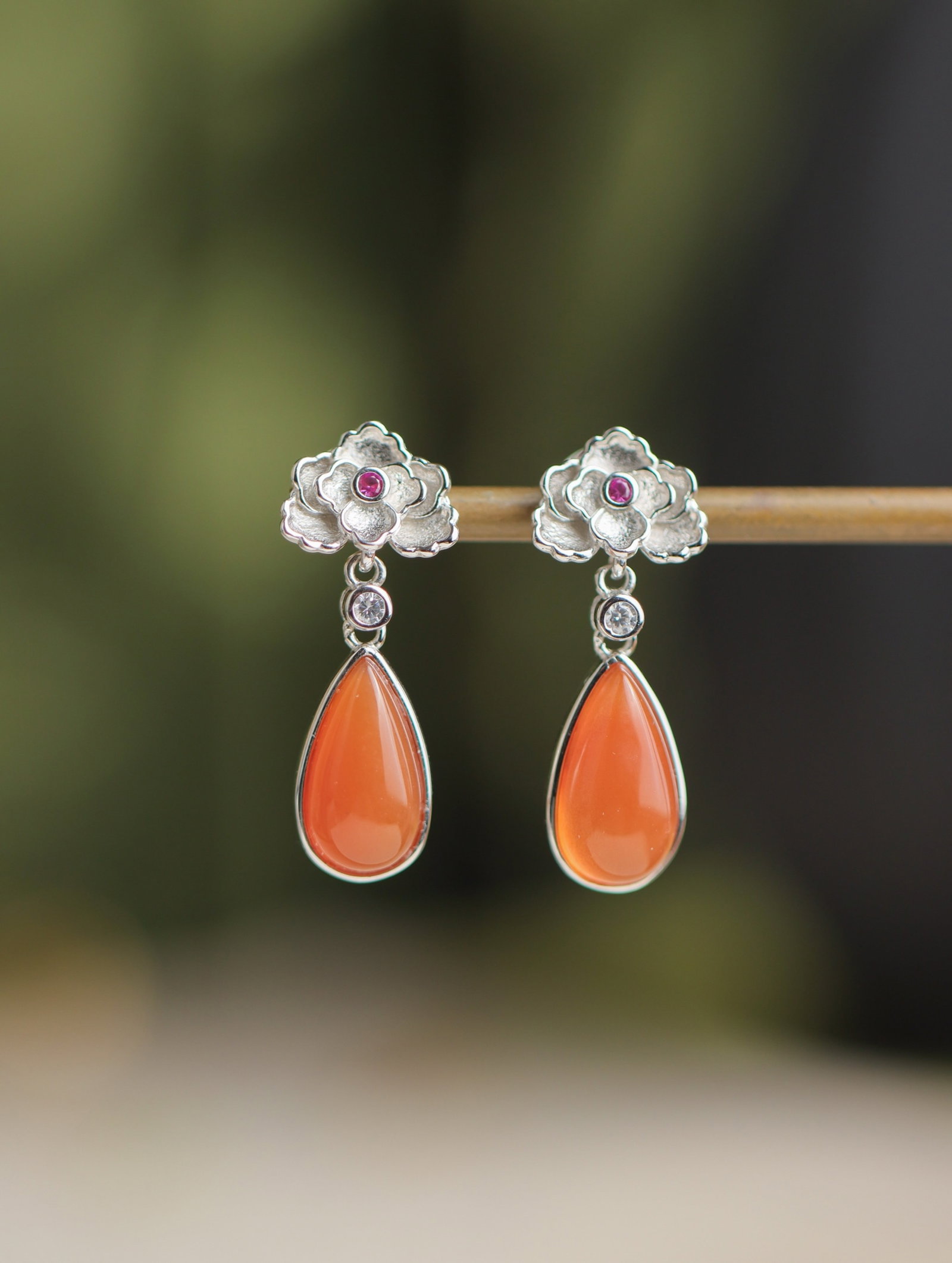 A Pair of Exquisite Sterling Silver Inlaid Agate Earrings: A Pair of Exquisite Sterling Silver Inlaid Agate Earrings 一对纯银镶玛瑙耳环