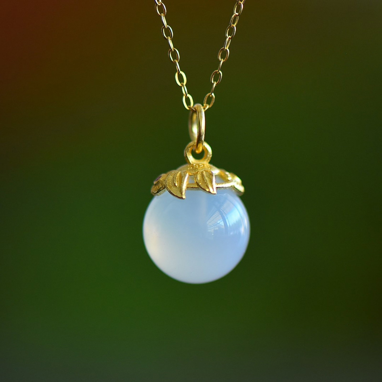 An Exquisite Sterling Silver-Gold Plated Inlaid White Agate Necklace: An Exquisite Sterling Silver-Gold Plated Inlaid White Agate Necklace,Size:10mmx10mm 纯银镀金镶白玛瑙项链