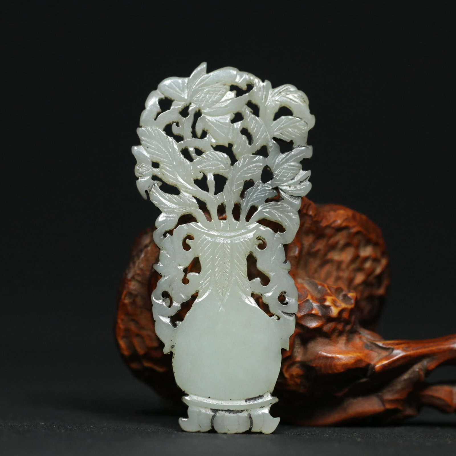 An Exquisite White Jade Flower Pattern Vase Pendant: An Exquisite White Jade Flower Pattern Vase Pendant,Qing Dynasty,China,Size:2.4inx1.2inx0.1in,Weight:8.8g 白玉花卉纹瓶挂件,中国清É