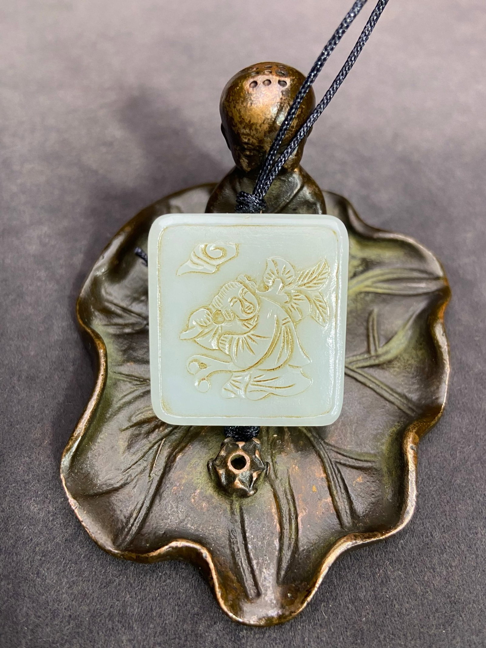 An Exquisite White Jade Figure Pattern Pendant: An Exquisite White Jade Figure Pattern Pendant,Qing Dynasty,China,Size:27.8mmx30mmx8.3mm,Weight:19g 白玉人物纹挂件,中国清代
