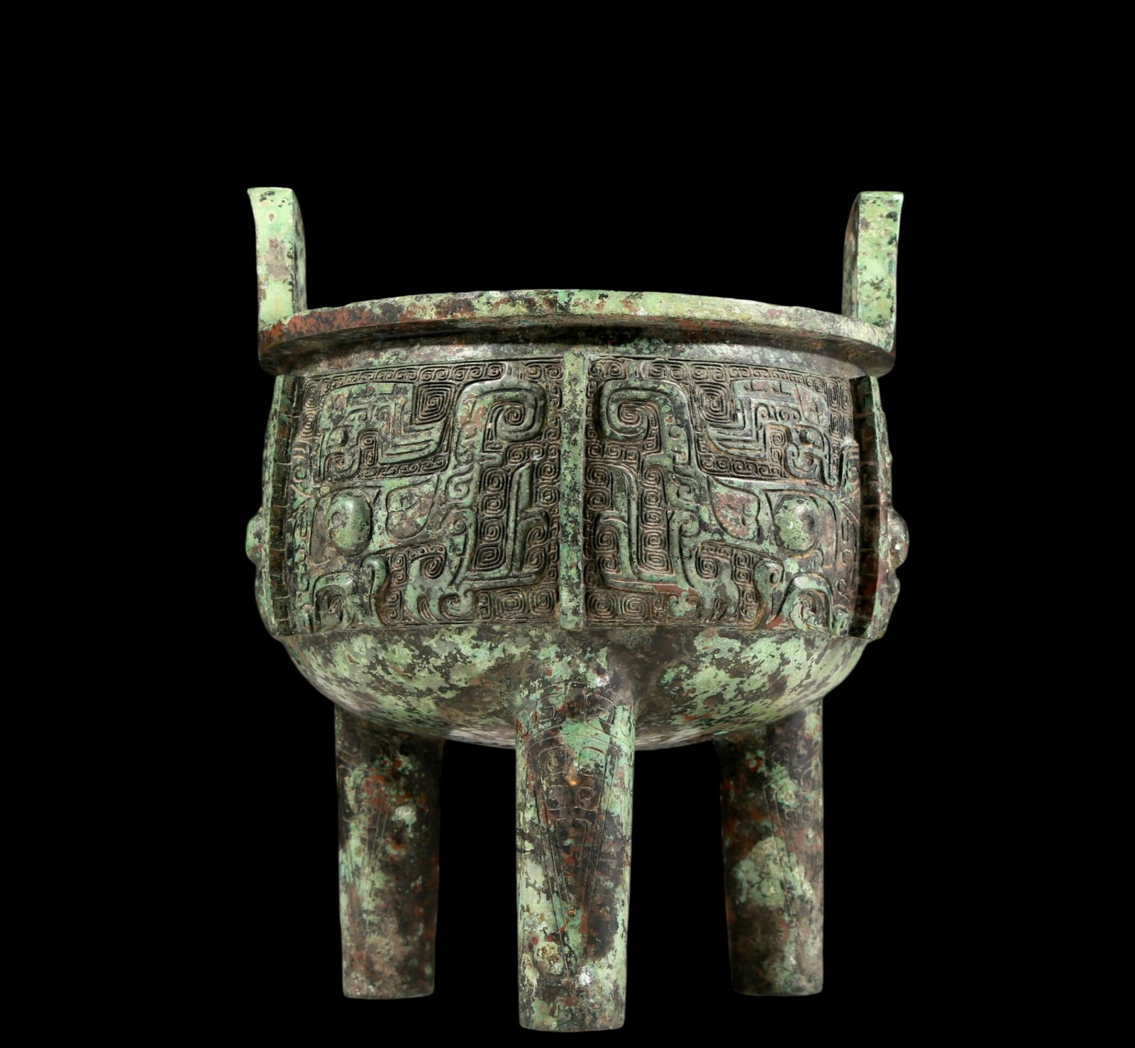 A precious bronze animal-faced two-eared and tripod censer: A precious bronze animal-faced two-eared and tripod censer with inscriptions. In ancient times, the surface was carefully carved, vividly demonstrating the superb skills of the craftsmen. It has its o