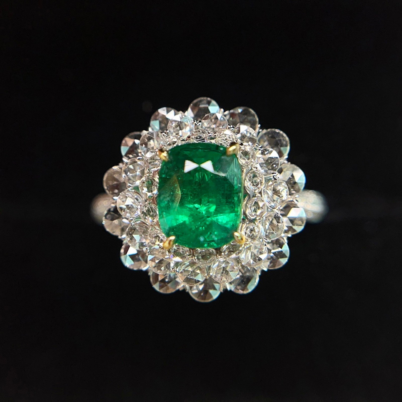 A Exquisite 18k Gold Inlaid 1.40ct Vivid Green Ring,Inlaid Diamond: A Exquisite 18k Gold Inlaid 1.40ct Vivid Green Ring,Inlaid Diamond,Total Weight:4.74g 18k金镶 1.40ct 祖母绿戒指,嵌钻石