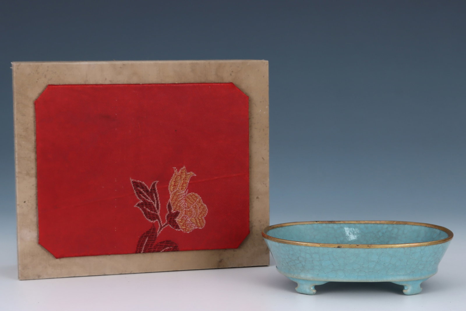 An Exquisite Ru yao Sky Blue Glazed Cover with Gold four legs Basin,with an Imperial Poem by Emperor (1 of 8)