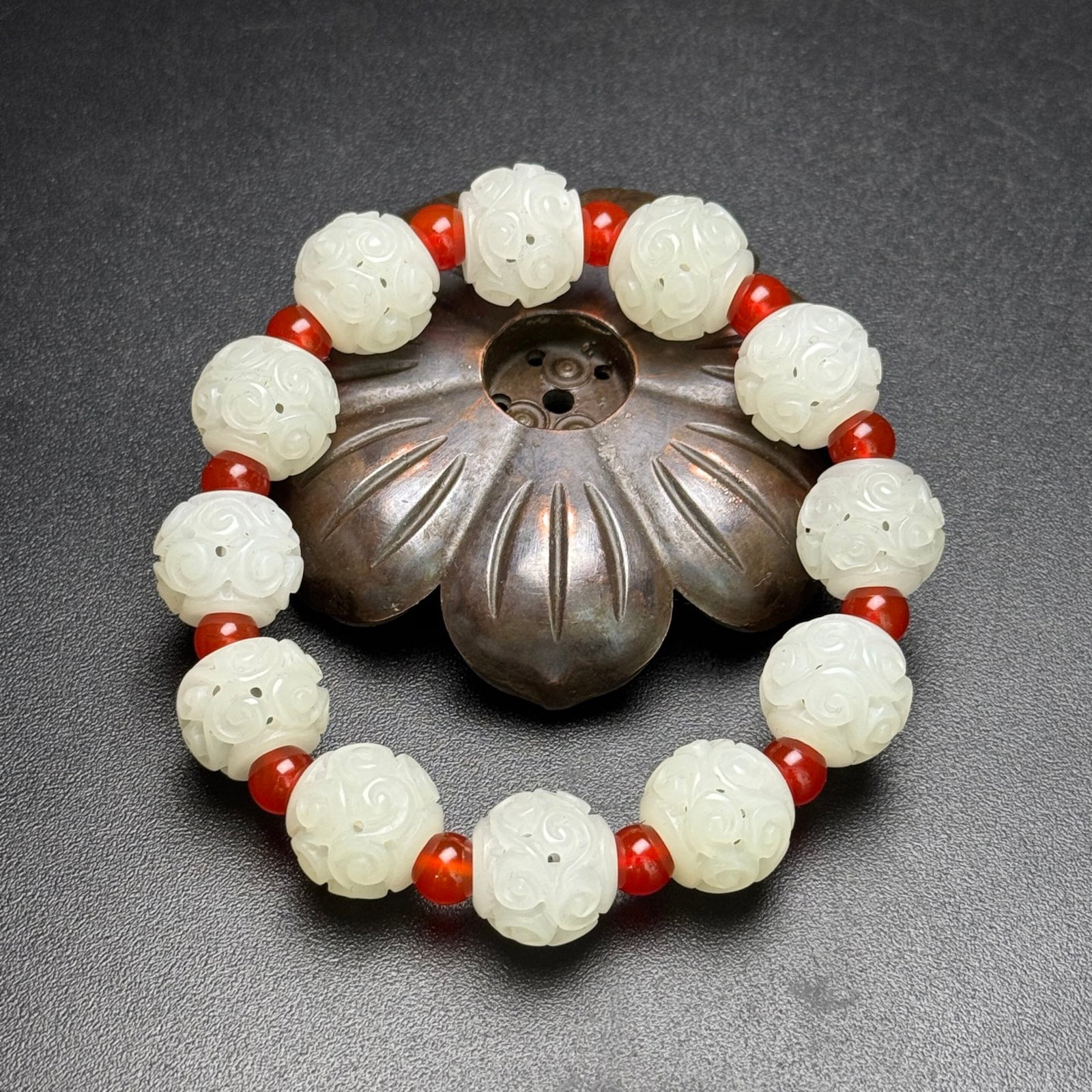 An Exquisite White Jade Hollow Auspicious Cloud Pattern Bracelets: An Exquisite White Jade Hollow Auspicious Cloud Pattern Bracelets,Qing Dynasty,China,Size:14mm,Weight:29g 白玉镂空祥云纹手串,中国ę