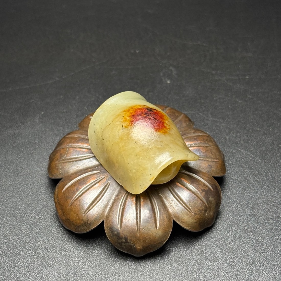An Exquisite White Jade Turtle shell-Shaped Pendant: An Exquisite White Jade Turtle shell-Shaped Pendant,Qing Dynasty,China,Size:32mmx26mmx22mm,Weight:27g 白玉龟壳形挂件,中国清代