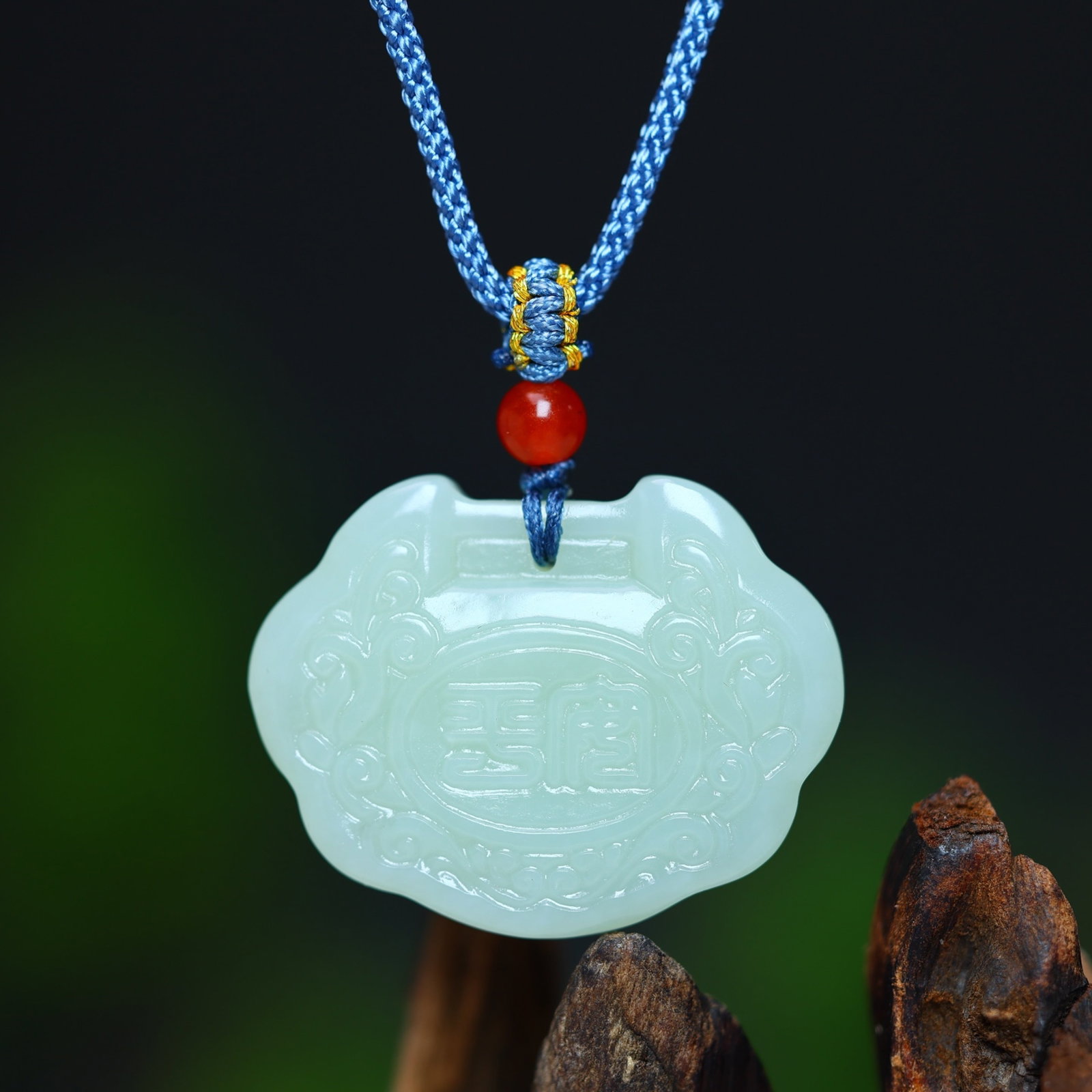 An Exquisite White Jade Pendant: An Exquisite White Jade Pendant,Size:26mmx33mmx8mm (寓意)寓意吉祥 平平安安 事事如意 白玉吊坠