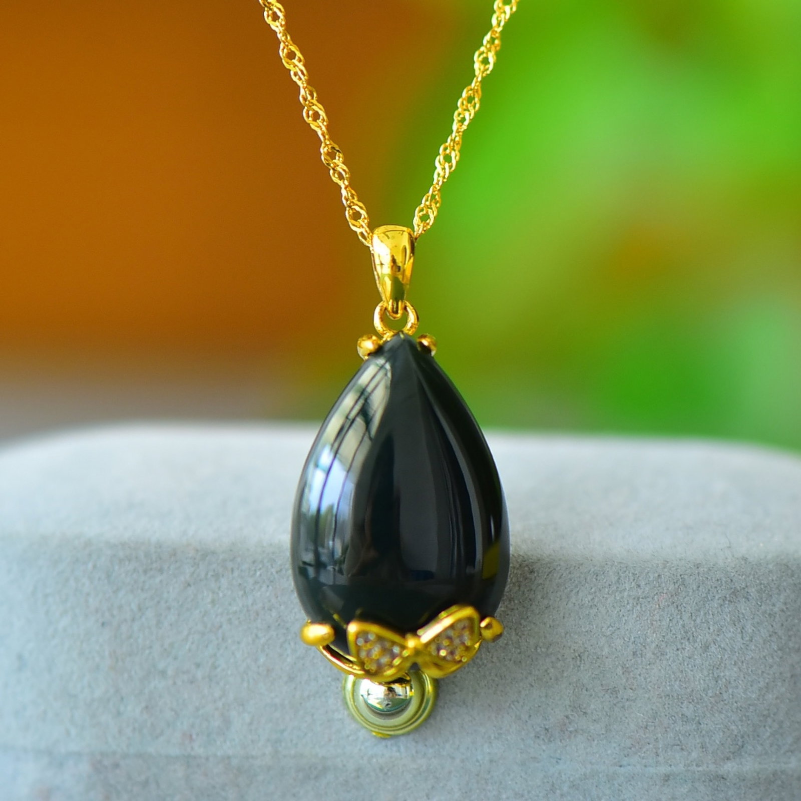 An Exquisite Bronze-Gold Plated Inlaid Green Jade Necklace,Inlaid Diamond: An Exquisite Bronze-Gold Plated Inlaid Green Jade Necklace,Inlaid Diamond,Size:15mmx23mm 铜镀金镶青玉项链,嵌钻石