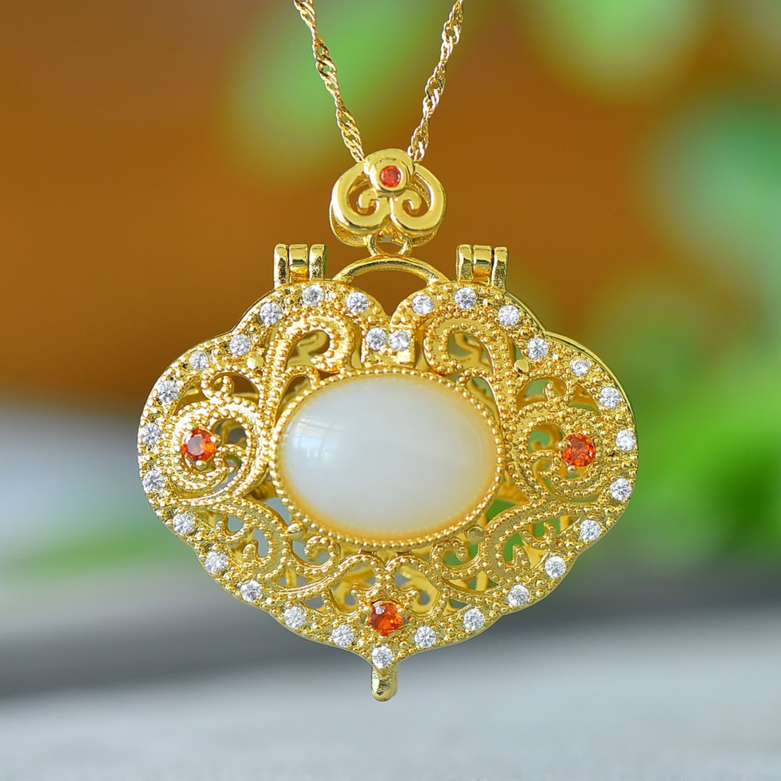 An Exquisite Bronze-Gold Plated Inlaid White Jade Necklace,Inlaid Diamond: An Exquisite Bronze-Gold Plated Inlaid White Jade Necklace,Inlaid Diamond,Size:12mmx16mm 铜镀金镶白玉项链,嵌钻石
