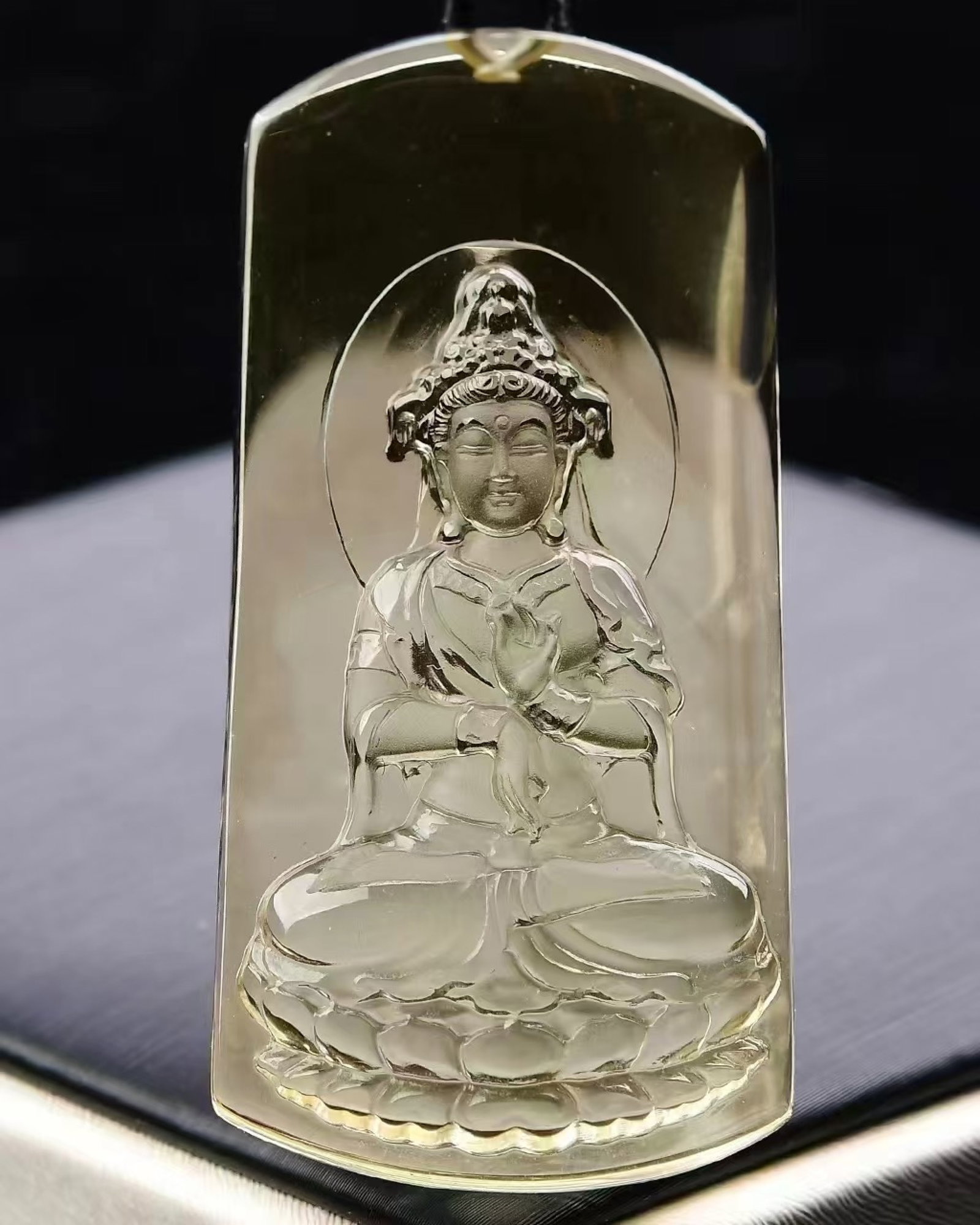 An Exquisite Crystal Statue of Avalokitesvara Pattern Pendant: An Exquisite Crystal Statue of Avalokitesvara Pattern Pendant,Size:67mmx31mmx14mm,Weight:53g 水晶观音像纹吊坠