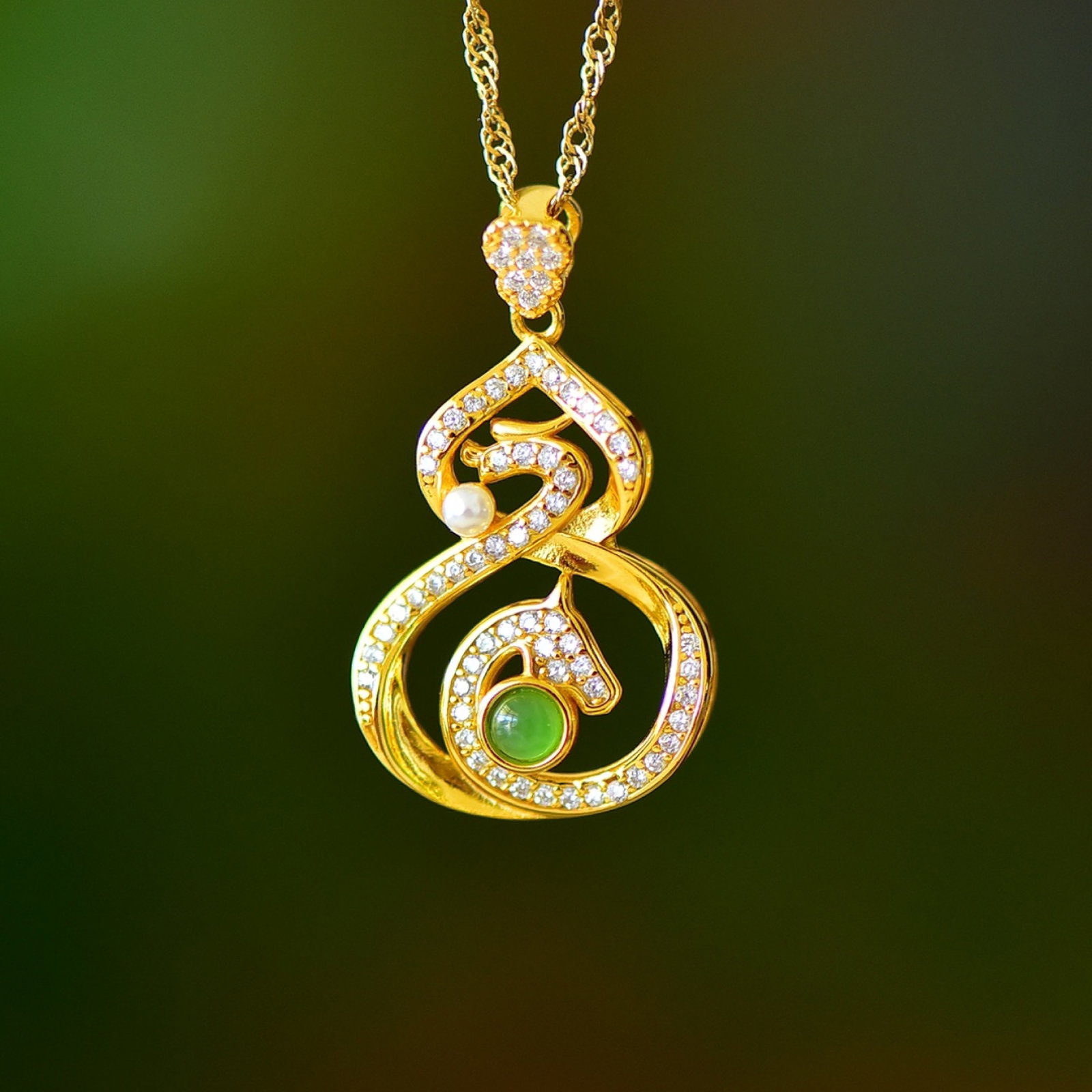 An Exquisite Sterling Silver-Gold Plated Inlaid Jasper Gourd Pendant,Inlaid Diamond: An Exquisite Sterling Silver-Gold Plated Inlaid Jasper Gourd Pendant,Inlaid Diamond,Size:3mmx3mm 纯银镀金镶碧玉葫芦吊坠,嵌ໟ