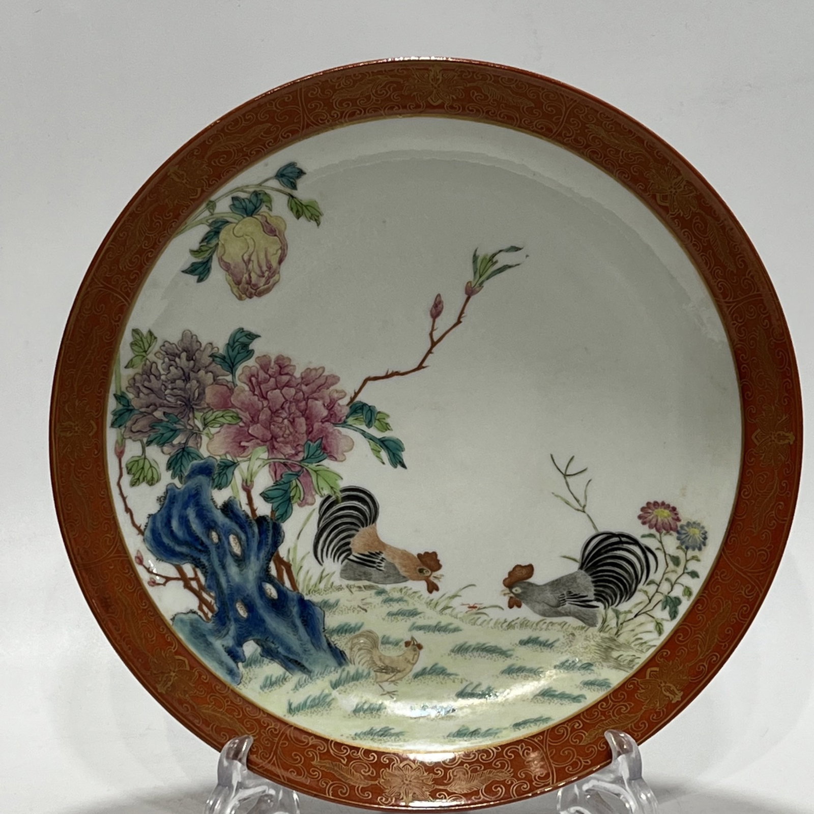 An Exquisite Famille-Rose Iron-Red Painted Gold Flower and Rooster Pattern Plate: An Exquisite Famille-Rose Iron-Red Painted Gold Flower and Rooster Pattern Plate,Qing Dynasty,China,Tongzhi Six-character Mark,Size:10.6in 粉彩矾红釉描金Ŏ