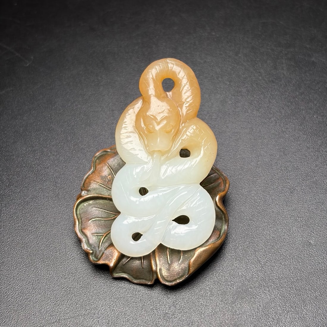 An Exquisite White Jade Snake Pendant: An Exquisite White Jade Snake Pendant,Qing Dynasty,China,Size:60mmx31mmx12mm,Weight:22g 白玉蛇挂件,中国清代