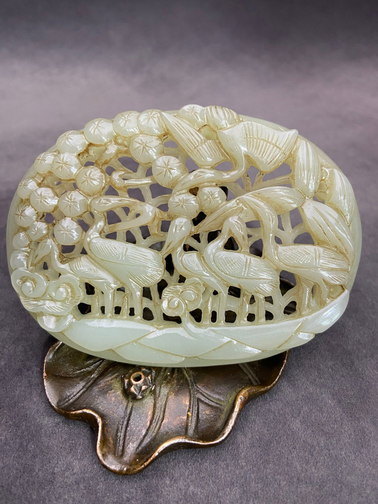 An Exquisite White Jade Hollow Pine and Crane Pattern Pendant: An Exquisite White Jade Hollow Pine and Crane Pattern Pendant,Qing Dynasty,China,Size:88.8mmx64mmx11mm,Weight:87g 白玉镂空松鹤纹挂件,中Þ