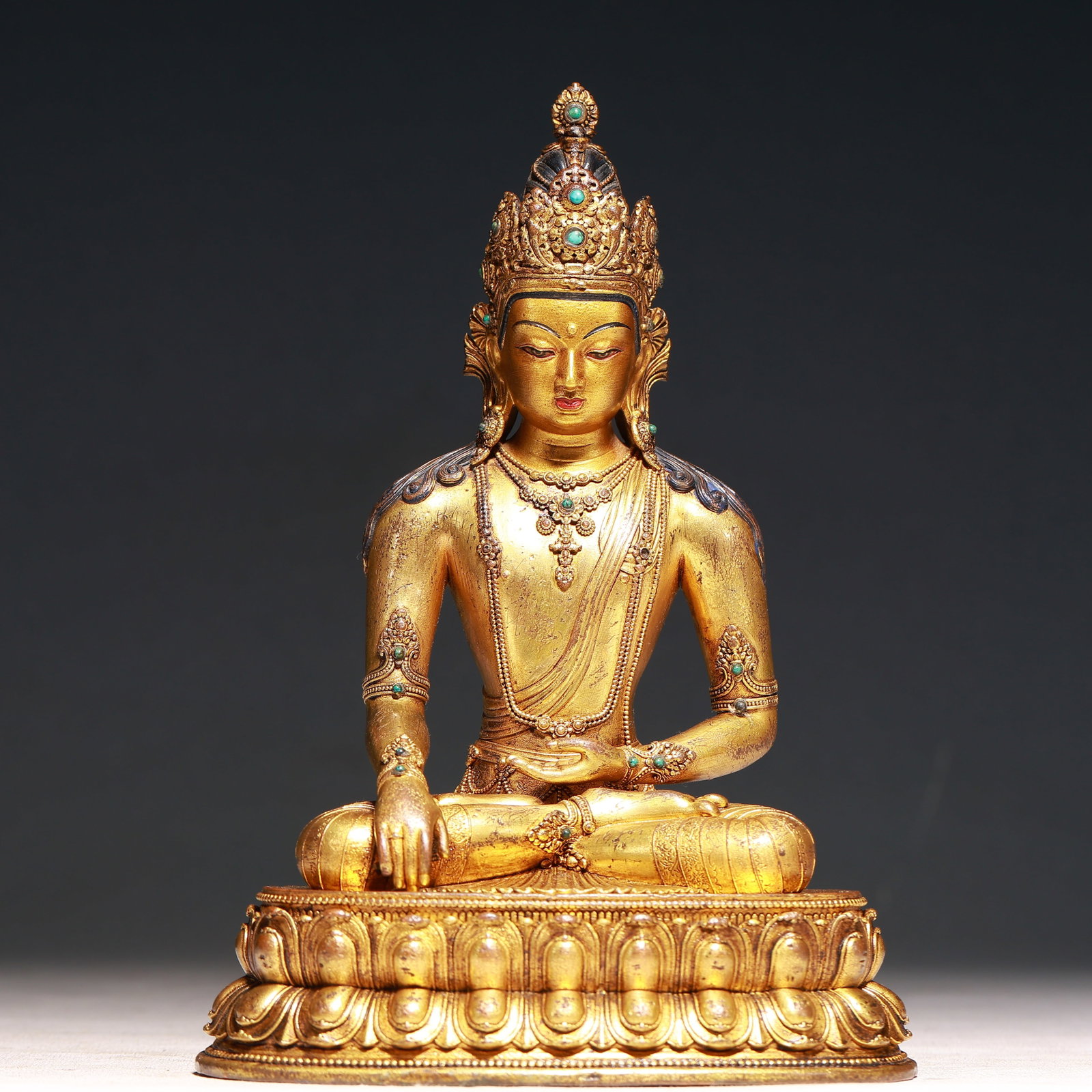 A Solemn Gilt Bronze Statue of Avalokitesvara,Inlaid Turquoise: A Solemn Gilt Bronze Statue of Avalokitesvara,Inlaid Turquoise,Qing Dynasty,China,Size:6.1inx4.3inx8.7in,Weight:1700g 铜鎏金观音像,嵌绿松石,