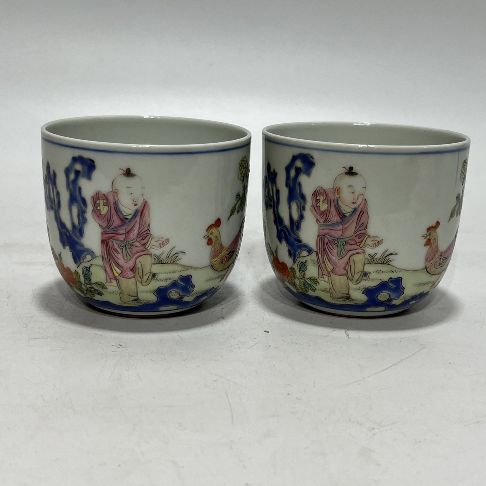 A Pair of Exquisite Wucai Figure and Rooster Pattern Cups,With Poem (1 of 10)