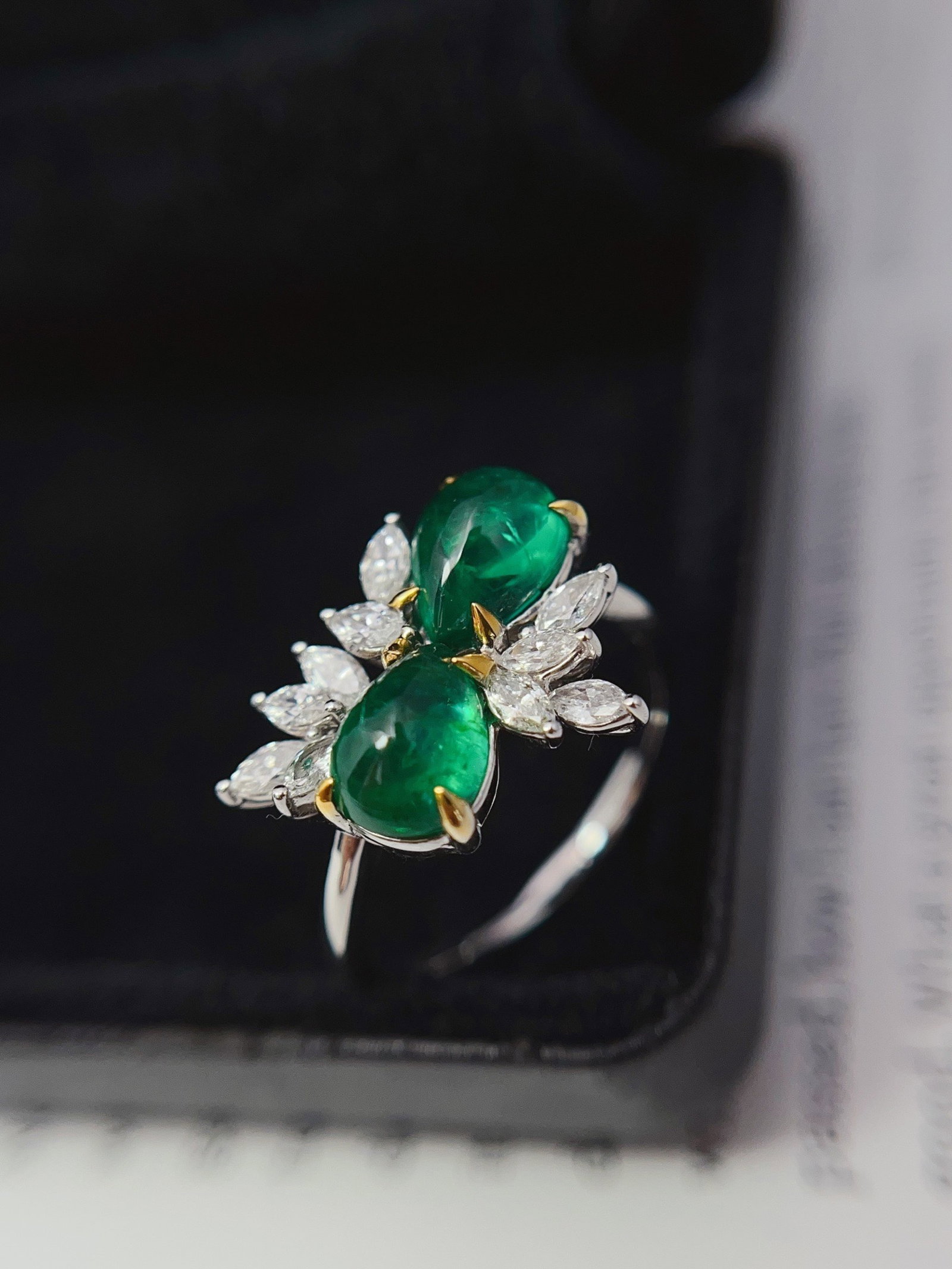 A Exquisite 18k Gold Inlaid 2.50ct Natural Vivid Green Ring,Inlaid Diamond: A Exquisite 18k Gold Inlaid 2.50ct Natural Vivid Green Ring,Inlaid Diamond,Total Weight:3.77g 18k金镶 2.50ct 天然祖母绿戒指,嵌钻௾
