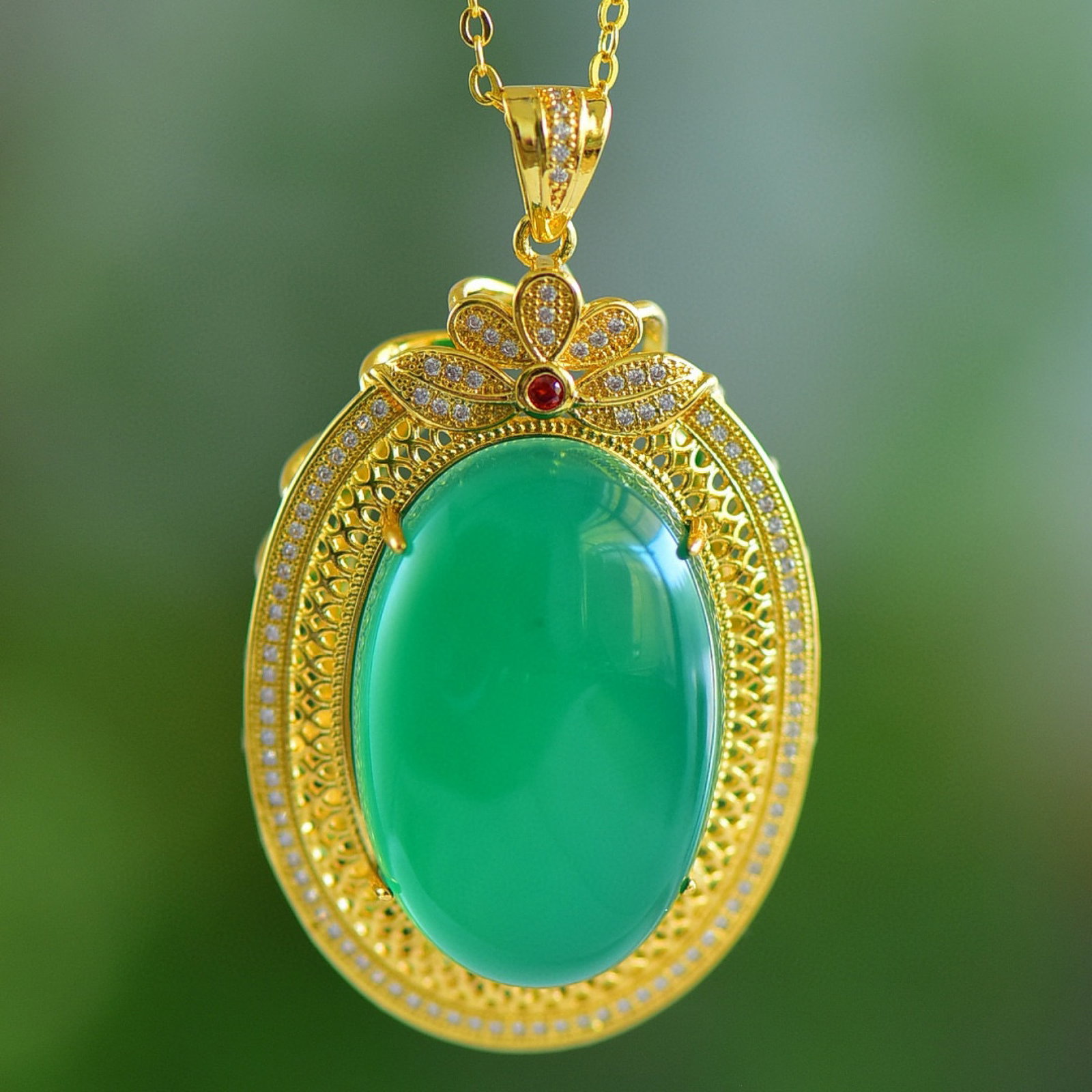 An Exquisite Bronze-Gold Plated Inlaid Agate Necklace,Inlaid Diamond: An Exquisite Bronze-Gold Plated Inlaid Agate Necklace,Inlaid Diamond,Size:20mmx30mm 铜镀金镶玛瑙项链,嵌钻石