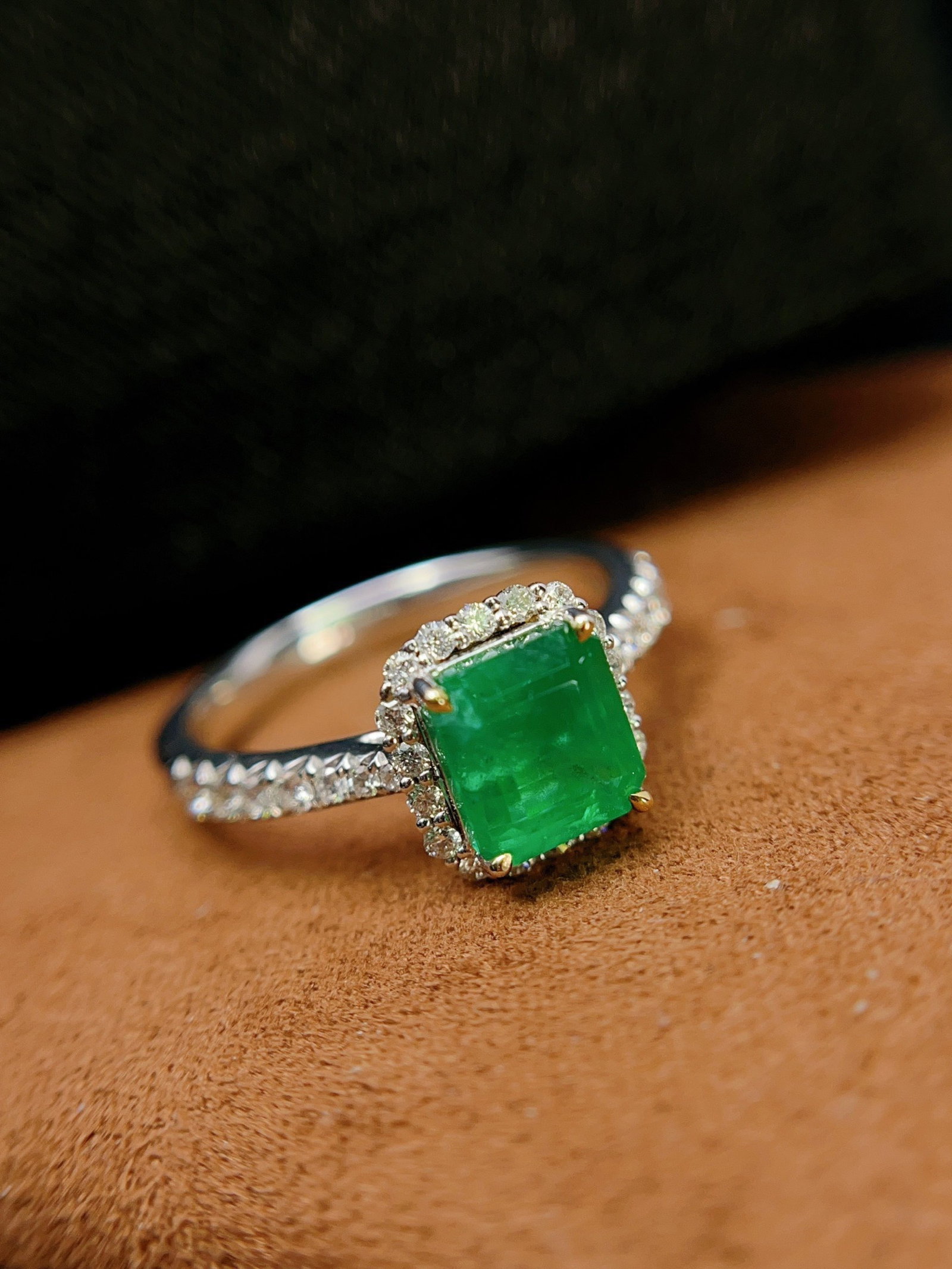 A Exquisite 18k Gold Inlaid 1.55ct Natural Vivid Green Ring,Inlaid Diamond: A Exquisite 18k Gold Inlaid 1.55ct Natural Vivid Green Ring,Inlaid Diamond,Total Weight:3.98g 18k金镶 1.55ct 天然祖母绿戒指,嵌钻௾