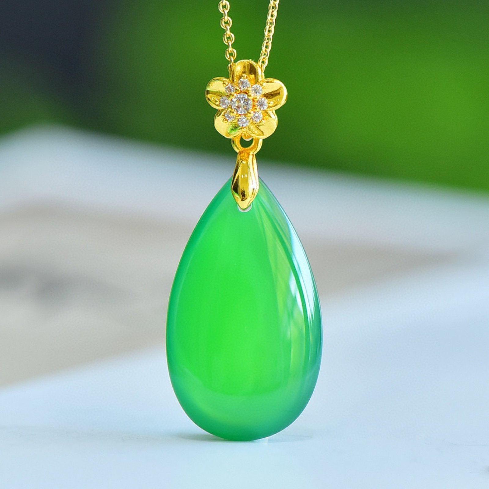 An Exquisite Bronze-Gold Plated Inlaid Agate Necklace,Inlaid Diamond: An Exquisite Bronze-Gold Plated Inlaid Agate Necklace,Inlaid Diamond,Size:19mmx34mm 铜镀金镶玛瑙项链,嵌钻石