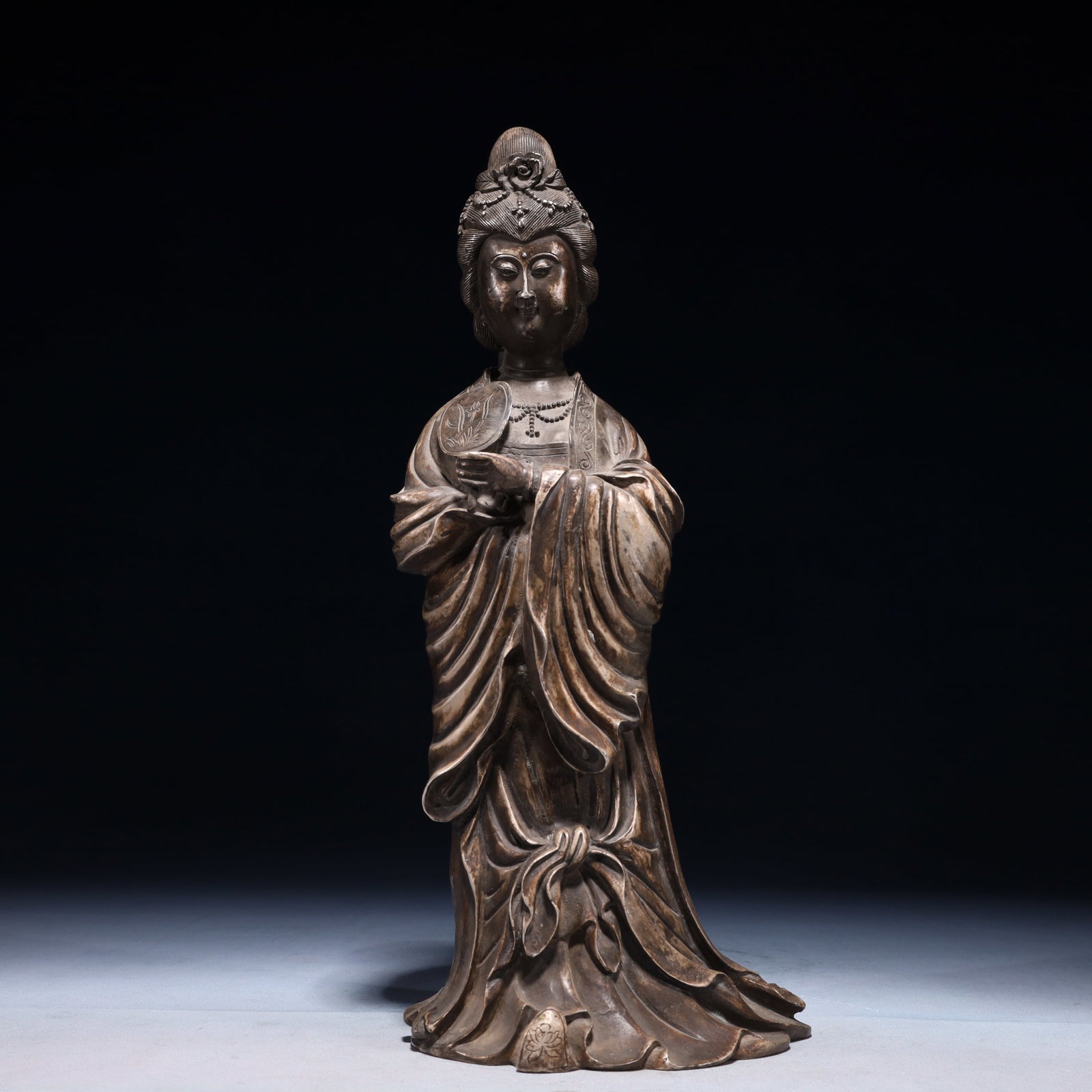 A Solemn Silver-plated Bronze Statue of Avalokitesvara: A Solemn Silver-plated Bronze Statue of Avalokitesvara,Qing Dynasty,China,Size:5.9inx4.3inx14.6in,Weight:1750g 铜镀银观音像,中国清代