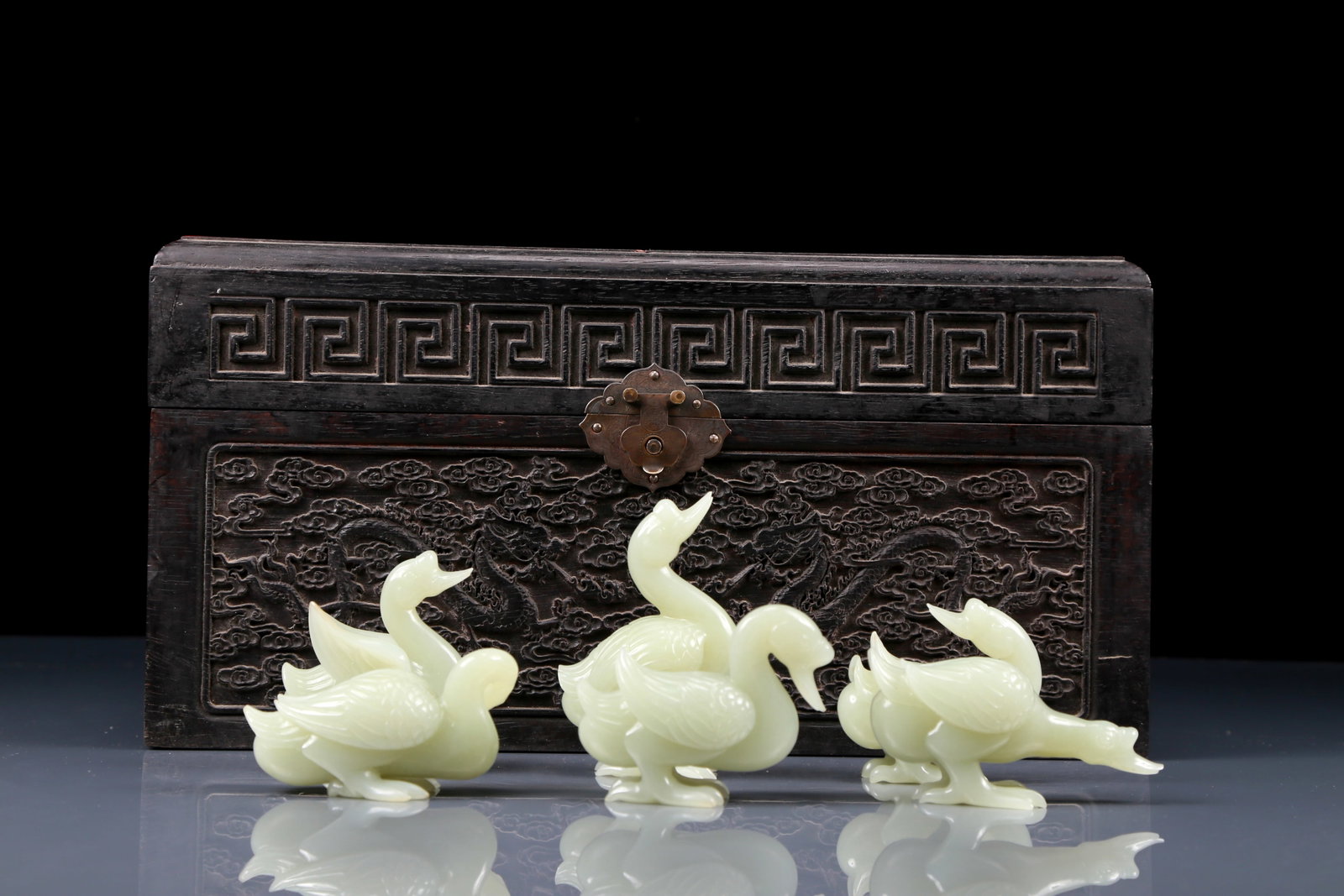 A set of fine White Jade Carved Goose Ornament??With Dragon Pattern Box: A set of fine White Jade Carved Goose Ornament，With Dragon Pattern Box，Qing Dynasty, China，Size:Goose2.6inx1.4inx3.5in*6，Box13.8inx8.7inx7.1in；Weight:Goose770gᦁ