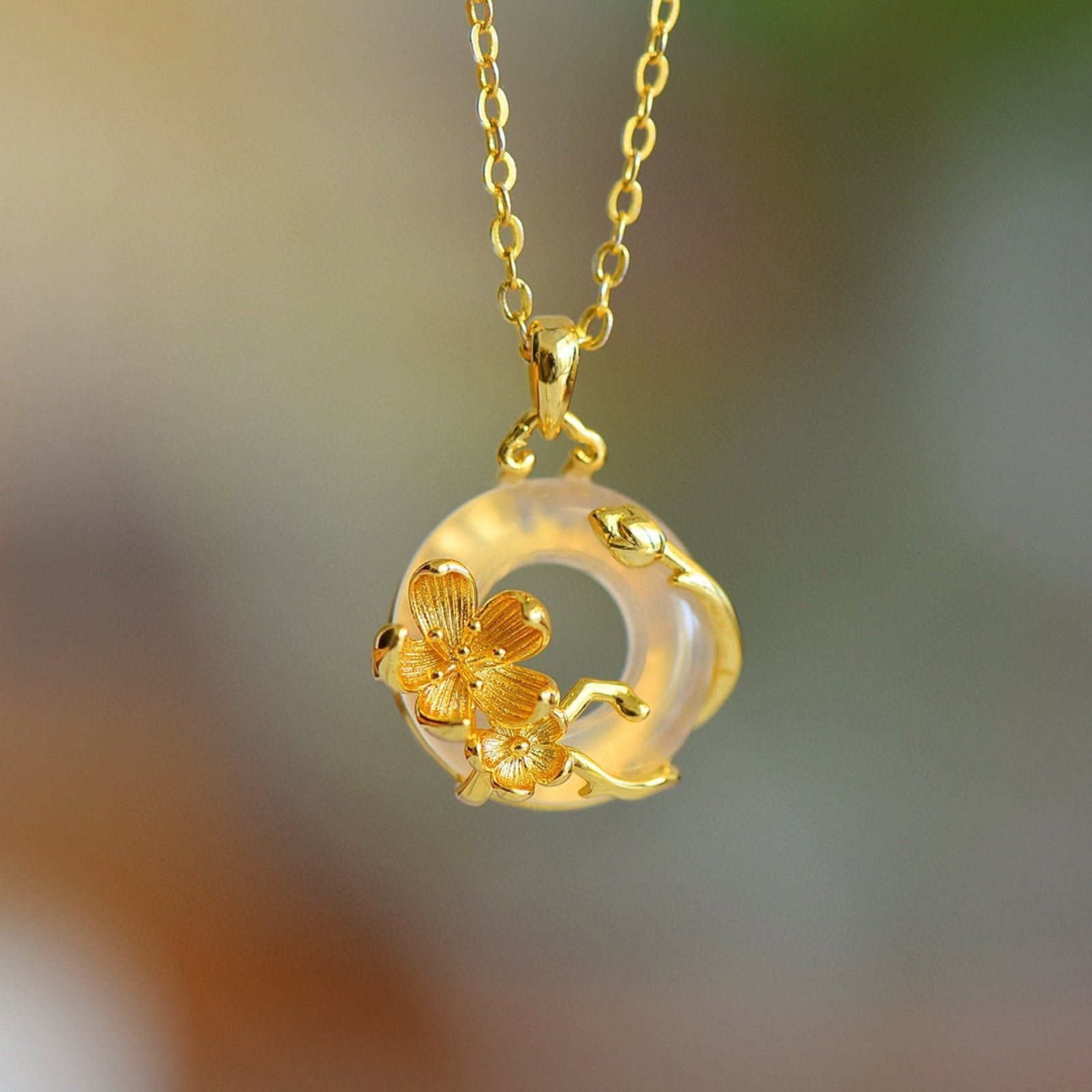 An Exquisite Bronze-Gold Plated Inlaid Agate Flower Pattern Necklace: An Exquisite Bronze-Gold Plated Inlaid Agate Flower Pattern Necklace,Size:16mmx16mm 铜镀金镶玛瑙花卉纹项链