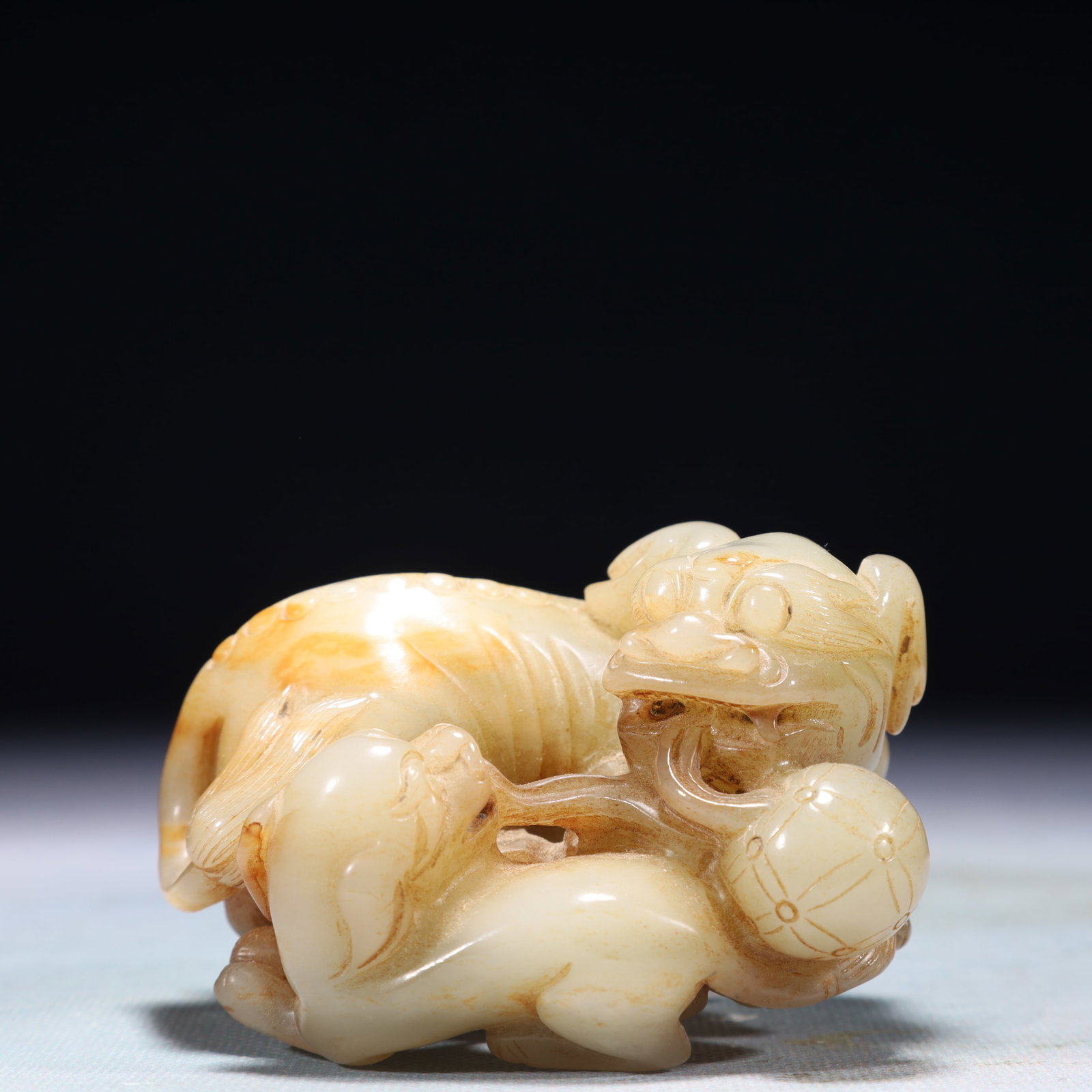 An Exquisite White Jade Lion Ornament: An Exquisite White Jade Lion Ornament,Qing Dynasty,China,Size:3.5inx2.8inx1.6in,Weight:366.1g 白玉狮子摆件,中国清代