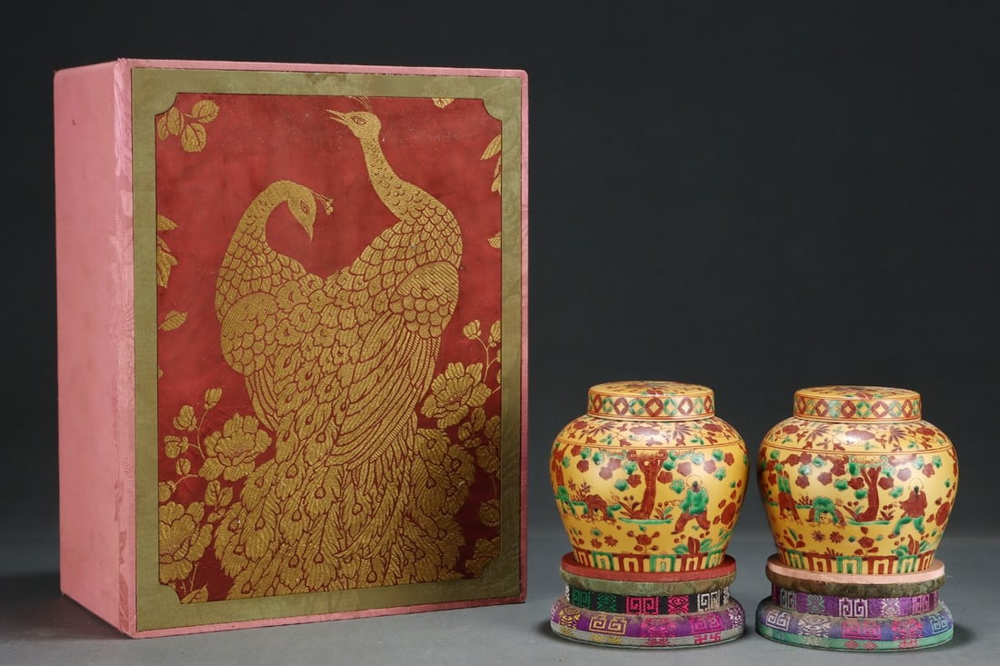 A Pair of Exquisite Gold Ground Wucai Figure Pattern Jars with Cover: A Pair of Exquisite Gold Ground Wucai Figure Pattern Jars with Cover,Ming Dynasty,China,Size:4.8inx5.4in 一对金地五彩人物纹盖罐,ߑ