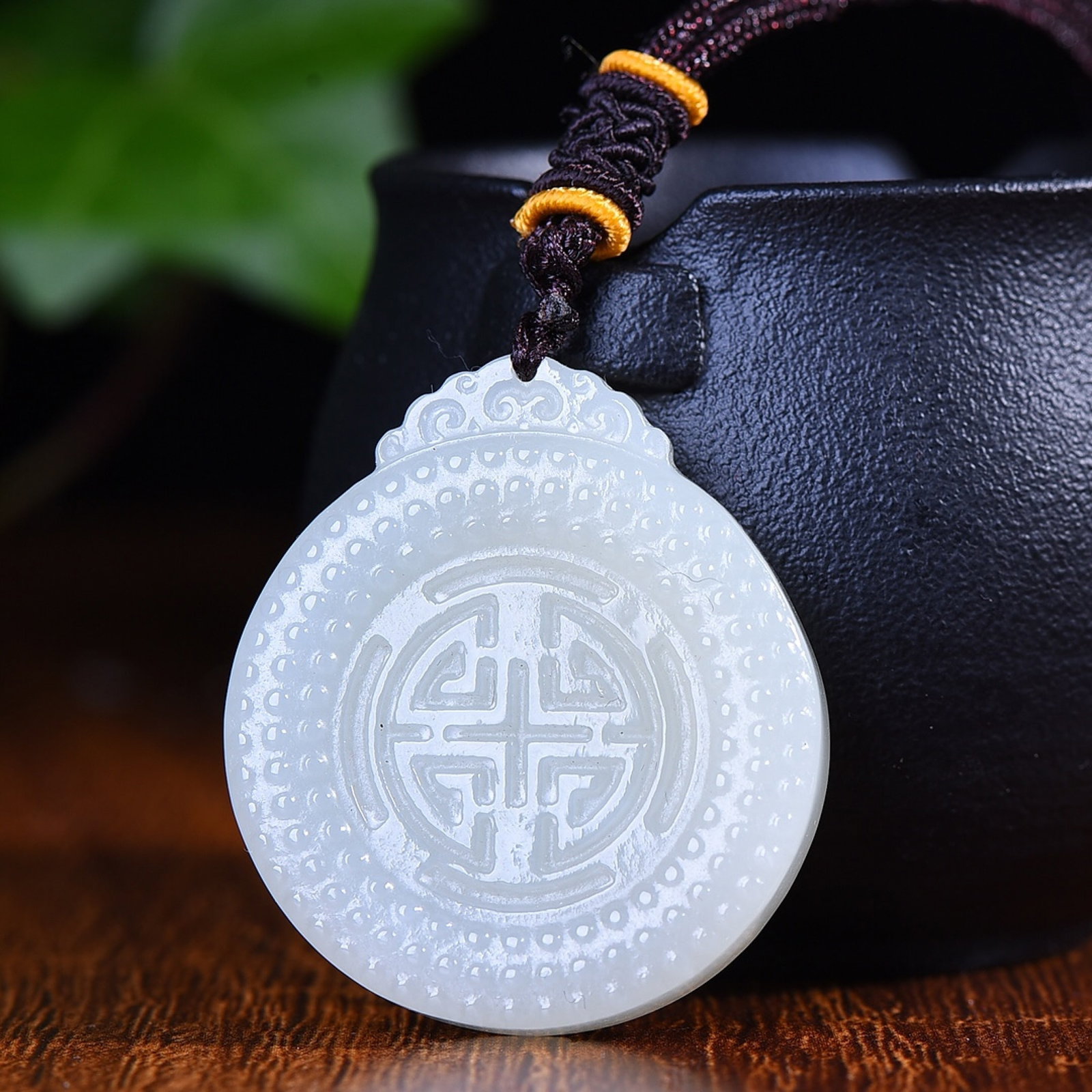 An Exquisite White Jade Pendant: An Exquisite White Jade Pendant,Size:36mmx41 mm (寓意)长寿 福寿 保平安 白玉吊坠