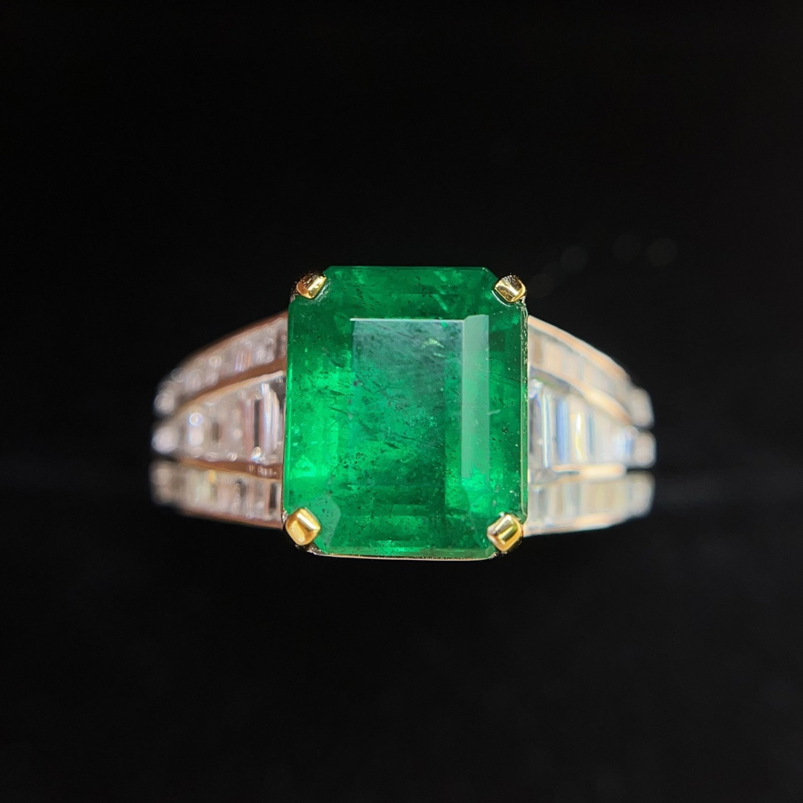 A Exquisite 18k Gold Inlaid 3.45ct Vivid Green Ring,Inlaid Diamond: A Exquisite 18k Gold Inlaid 3.45ct Vivid Green Ring,Inlaid Diamond,Total Weight:5.69g 18k金镶 3.45ct 祖母绿戒指,嵌钻石