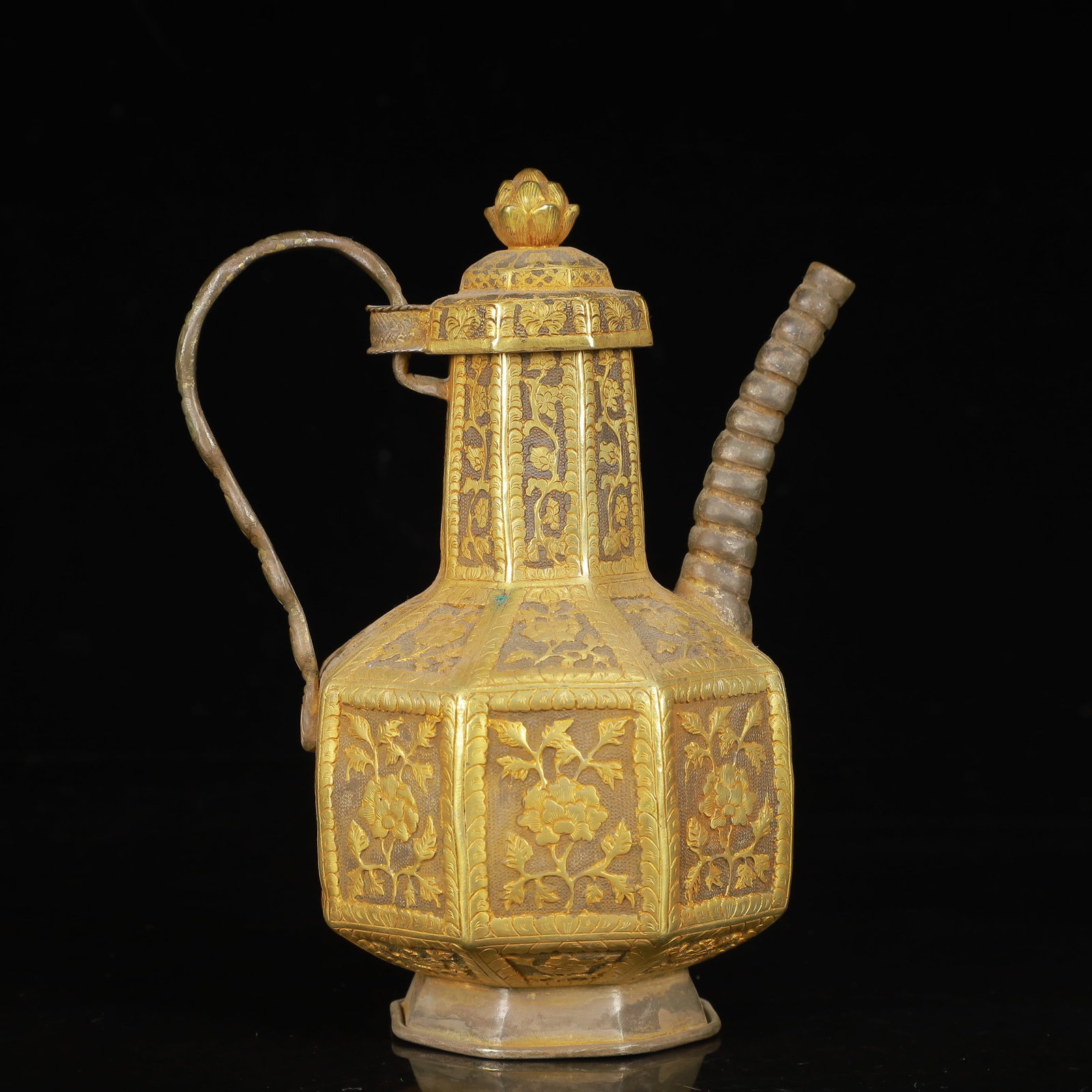 An Exquisite Gilt Silver Lotus Pattern Ewer: An Exquisite Gilt Silver Lotus Pattern Ewer,Tang Dynasty,China,Zhenguan Four-Character Mark,Size:5.1inx3.5inx6.3in,Weight:700g