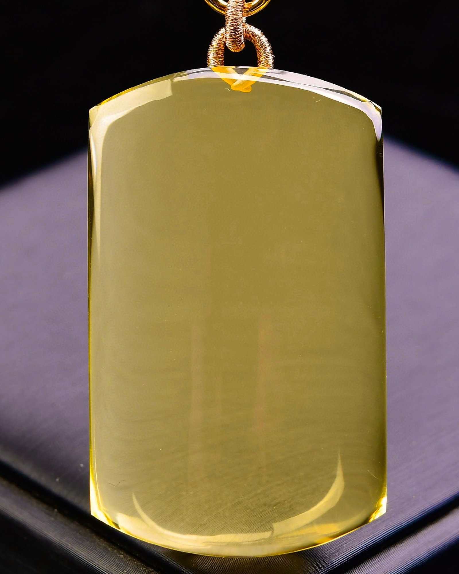 An Exquisite Crystal Pendant: An Exquisite Crystal Pendant,Size:59mmx38mmx14mm,Weight:95g 水晶吊坠