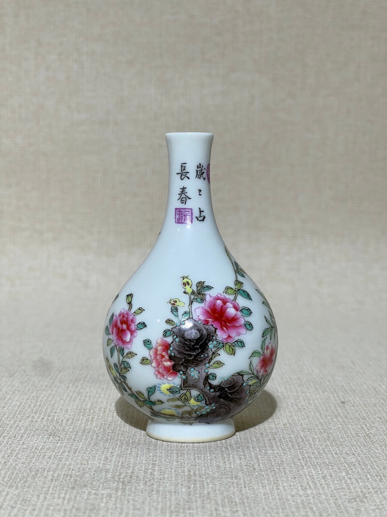 An Exquisite Famille-Rose Flower Pattern Snuff Bottle,with poem: An Exquisite Famille-Rose Flower Pattern Snuff Bottle,with poem,Qing Dynasty,China,Qianlong Four-character Mark,Size:3.3inx2in 粉彩花卉纹鼻烟壶,带