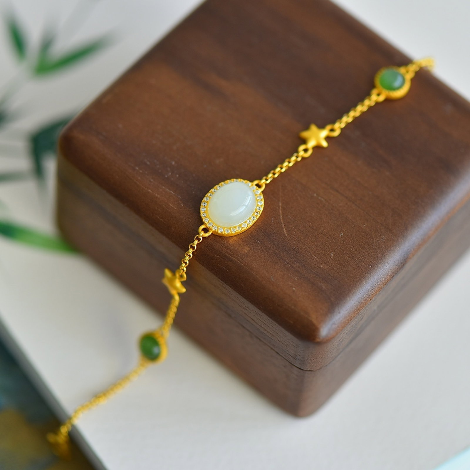 An Exquisite Sterling Silver-Gold Plated Inlaid White Jade Bracelets,Inlaid Diamond: An Exquisite Sterling Silver-Gold Plated Inlaid White Jade Bracelets,Inlaid Diamond 纯银镀金镶白玉手链,嵌钻石