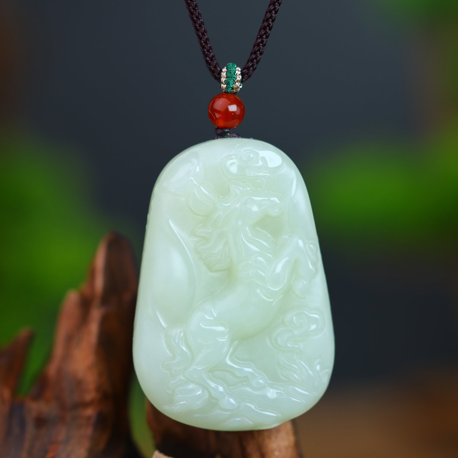 An Exquisite White Jade Horse Pattern Pendant: An Exquisite White Jade Horse Pattern Pendant,Size:35mmx51mm (寓意)吉祥 马上有福 白玉马纹吊坠