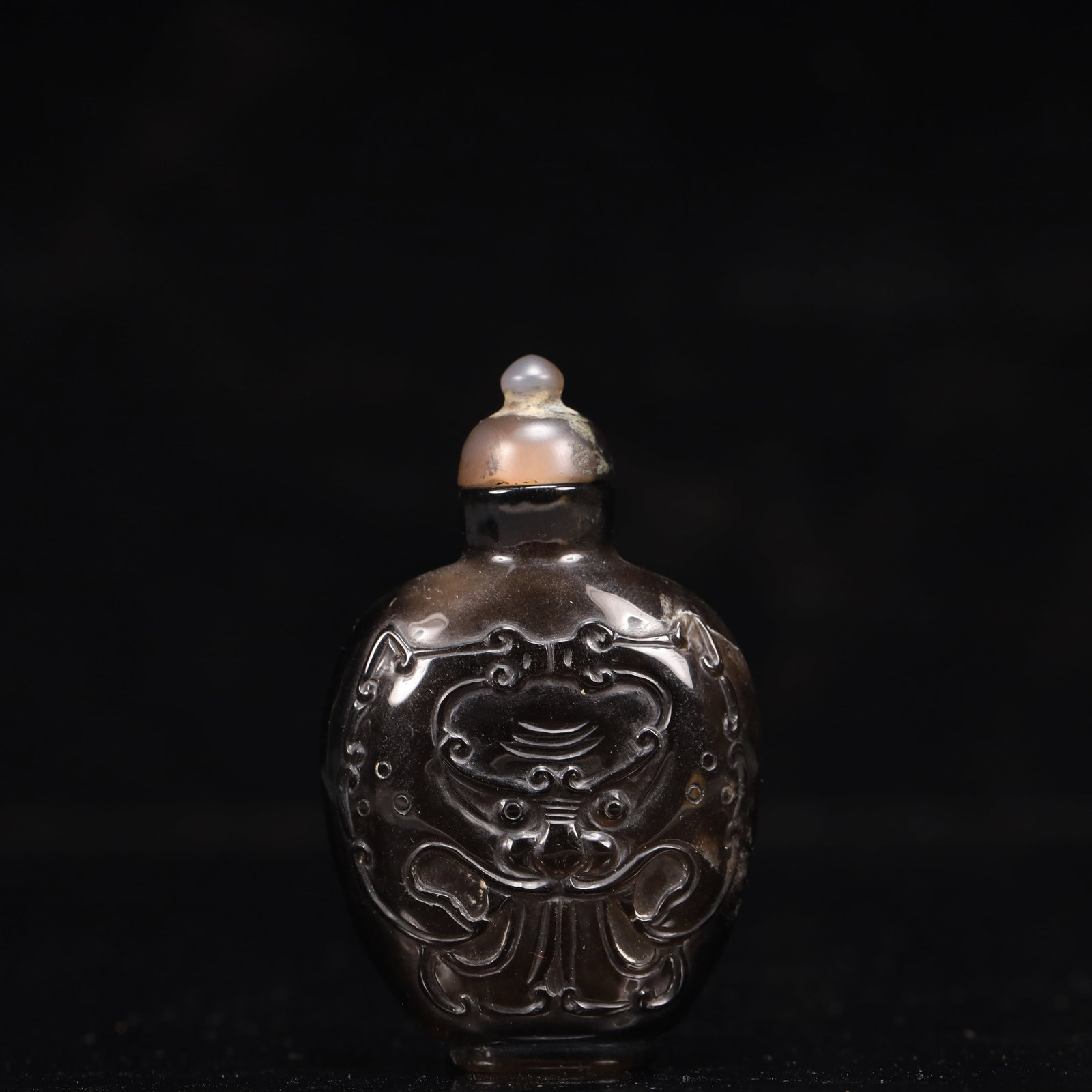 An Exquisite Agate Beast-Face Pattern Snuff Bottle: An Exquisite Agate Beast-Face Pattern Snuff Bottle,Qing Dynasty, China,Size:2inx0.8inx3.1in,Weight:53g 玛瑙兽面纹鼻烟壶,中国清代