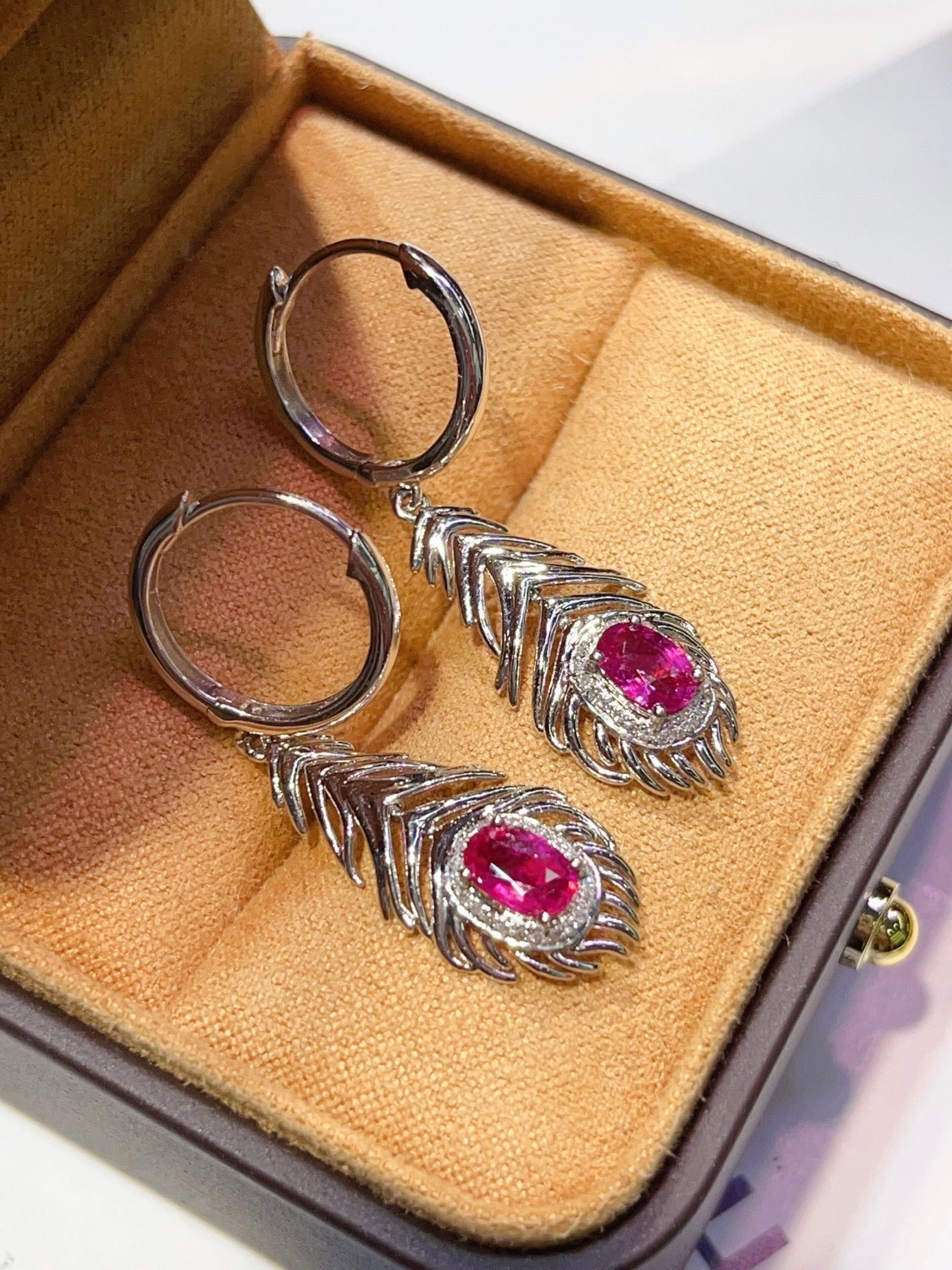 A Pair of Exquisite 18k Gold Inlaid 1.30ct Natural Ruby Earrings,Inlaid Diamond: A Pair of Exquisite 18k Gold Inlaid 1.30ct Natural Ruby Earrings,Inlaid Diamond,Total Weight:3.79g 一对18k金镶 1.30ct