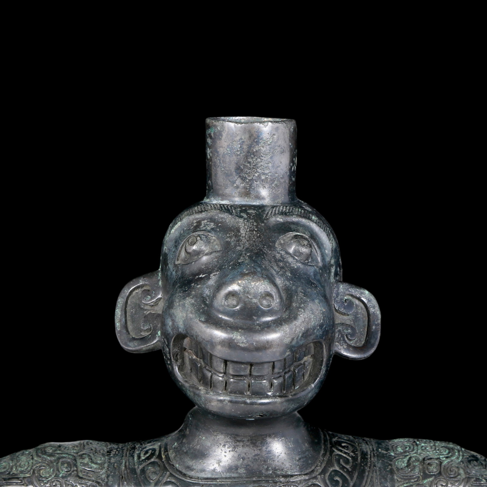 A precious bronze figure candlestick - 2