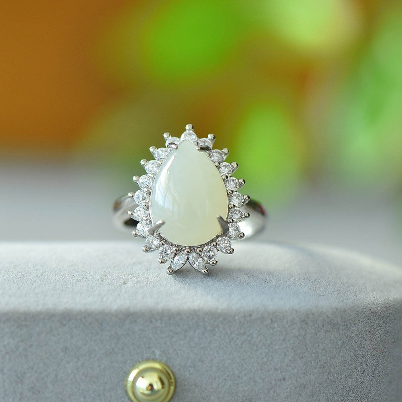 An Exquisite Bronze Inlaid White Jade Ring,Inlaid Diamond: An Exquisite Bronze Inlaid White Jade Ring,Inlaid Diamond,Size:10mmx14mm 铜镶白玉戒指,嵌钻石