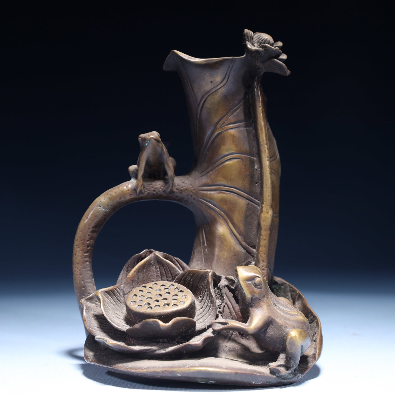 An Exquisite Bronze Frog Ornament: An Exquisite Bronze Frog Ornament,Qing Dynasty,China,Size:5.1inx4.3inx6.7in,Weight:1200g 铜青蛙摆件,中国清代