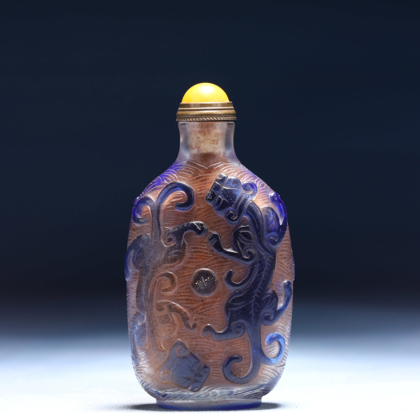 An Exquisite Glass Chi-Dragon Pattern Snuff Bottle: An Exquisite Glass Chi-Dragon Pattern Snuff Bottle,Qing Dynasty,China,Tongzhi Four-character Mark,Size:1.8inx0.8inx3.1in,Weight:57g 琉璃螭龙纹鼻烟壶,