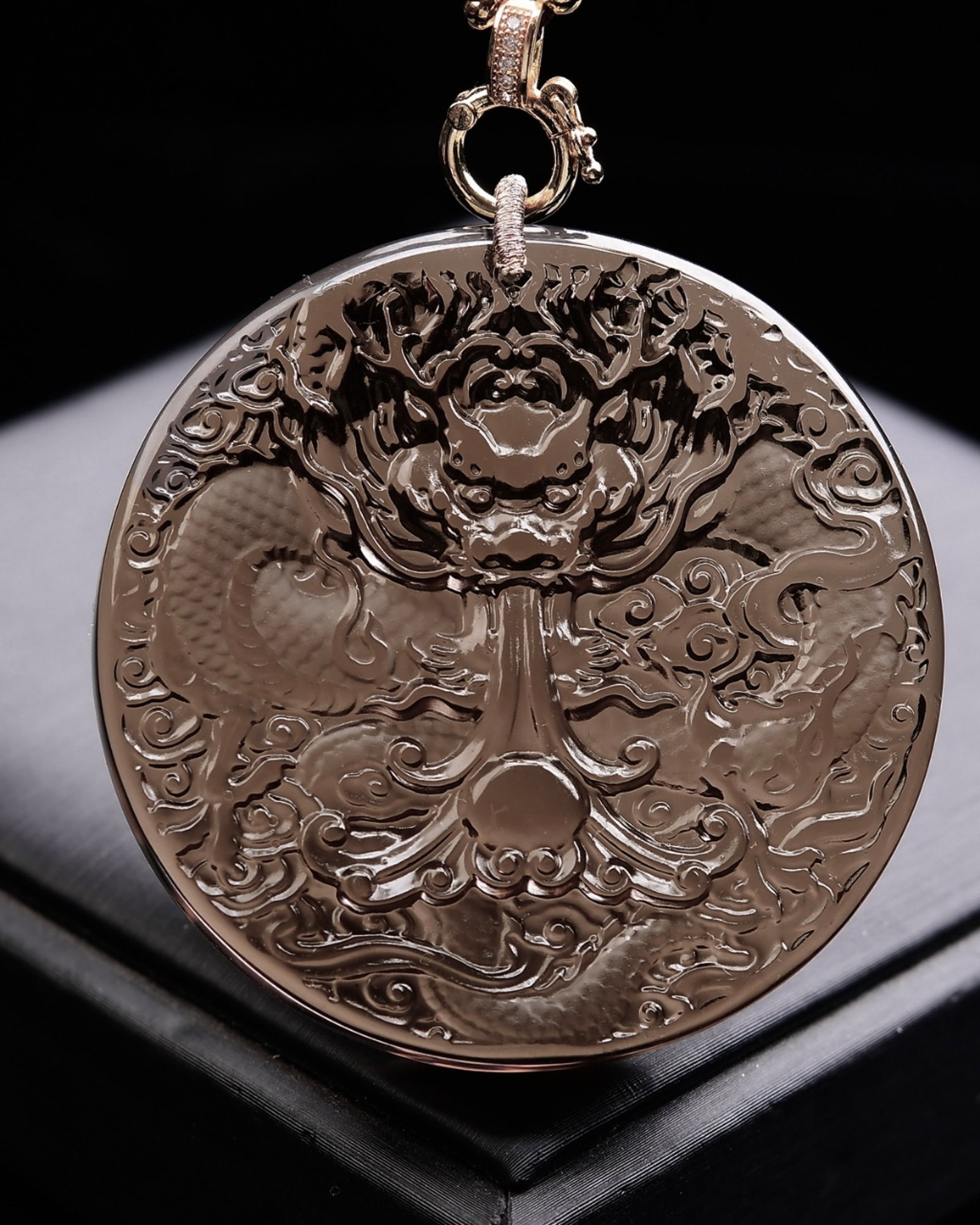 An Exquisite Crystal Auspicious Cloud and Dragon Pattern Pendant: An Exquisite Crystal Auspicious Cloud and Dragon Pattern Pendant,Size:53mmx53mmx10mm,Weight:89.9g 寓意生意兴隆,吉祥安康 水晶