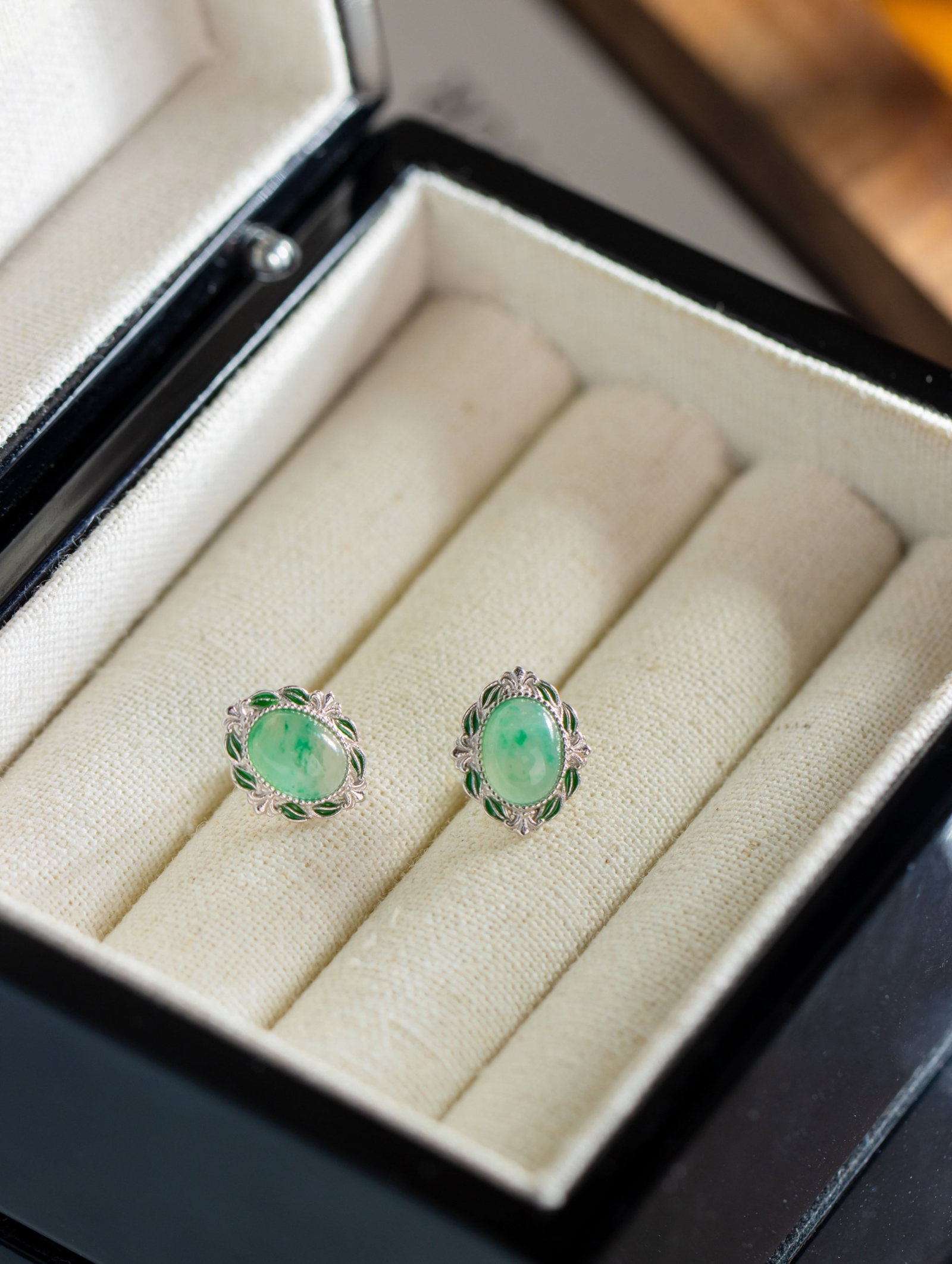 A Pair of Exquisite Sterling Silver Inlaid Jadeite Earrings: A Pair of Exquisite Sterling Silver Inlaid Jadeite Earrings 一对纯银镶翡翠耳钉