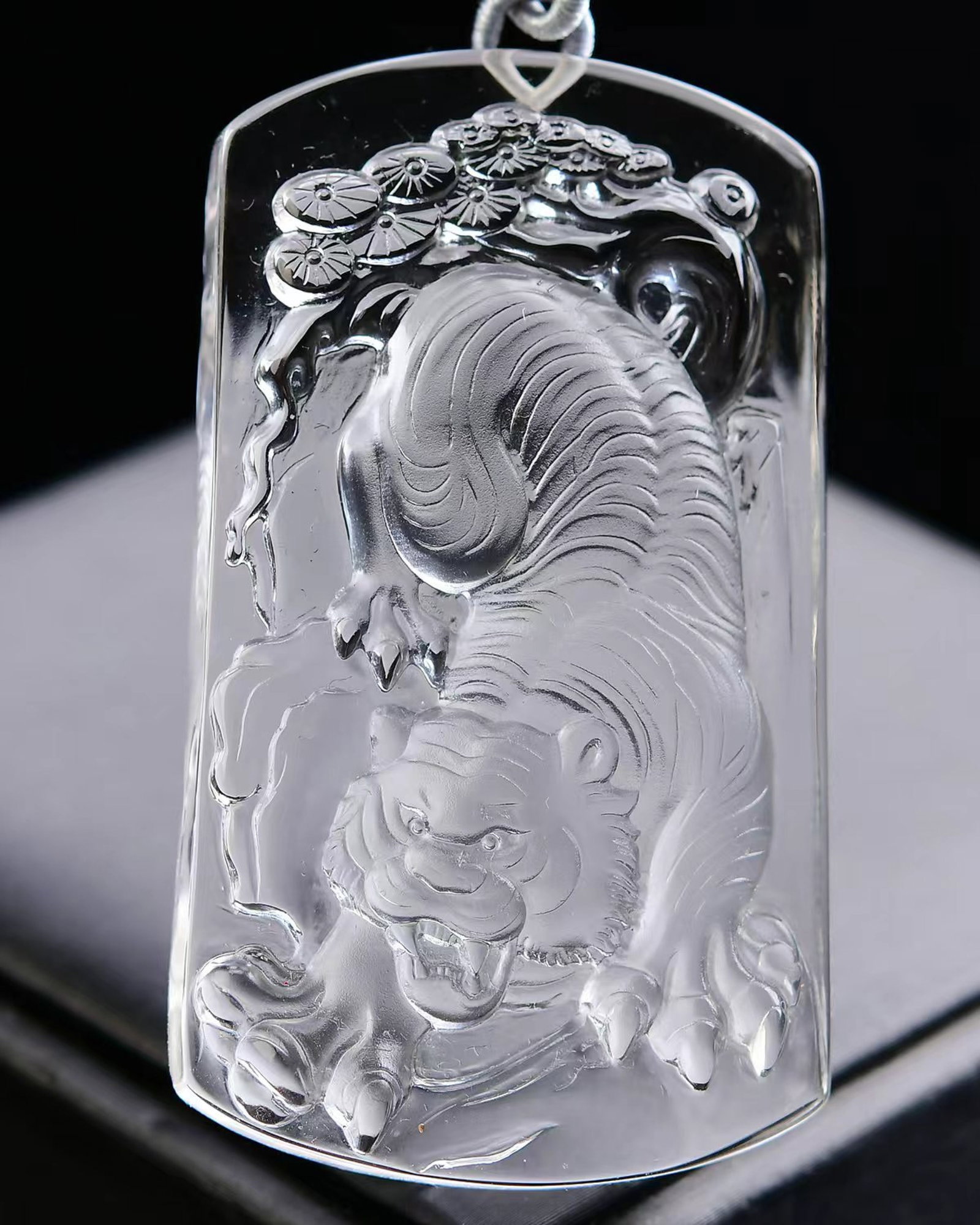 An Exquisite Crystal Tiger Pattern Pendant: An Exquisite Crystal Tiger Pattern Pendant,Size:70mmx41mmx13mm,Weight:96.4g 水晶老虎纹吊坠