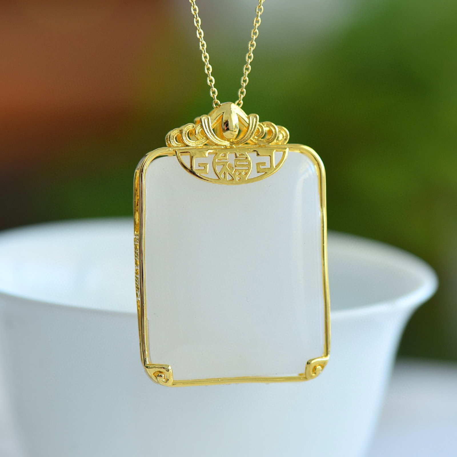 An Exquisite Bronze-Gold Plated Inlaid White Jade Necklace: An Exquisite Bronze-Gold Plated Inlaid White Jade Necklace,Size:30mmx38mm 铜镀金镶白玉项链